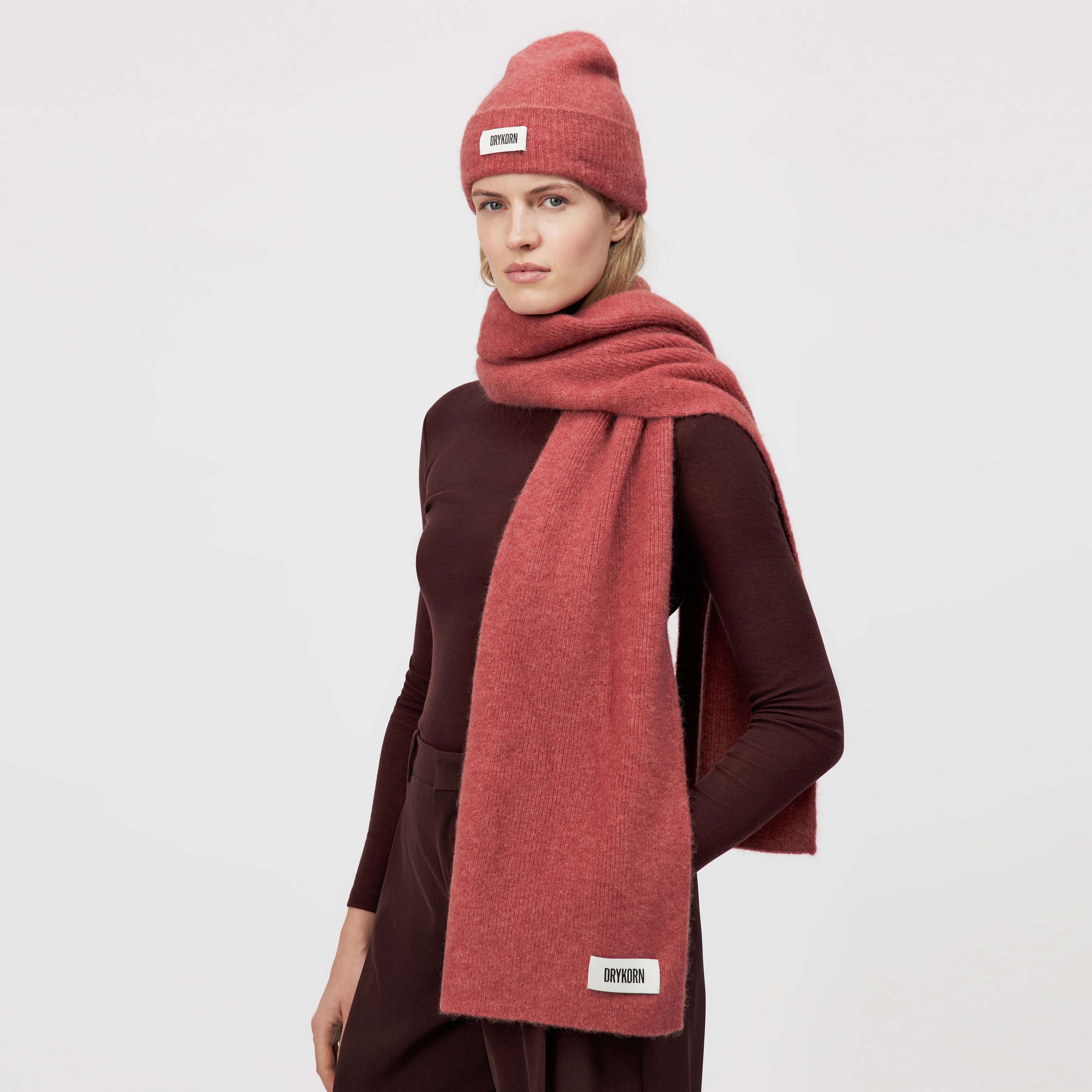 CRONICA_2 - Knitted scarf in alpaca blend - unisex - pink - Ganzkörper-Frontansicht