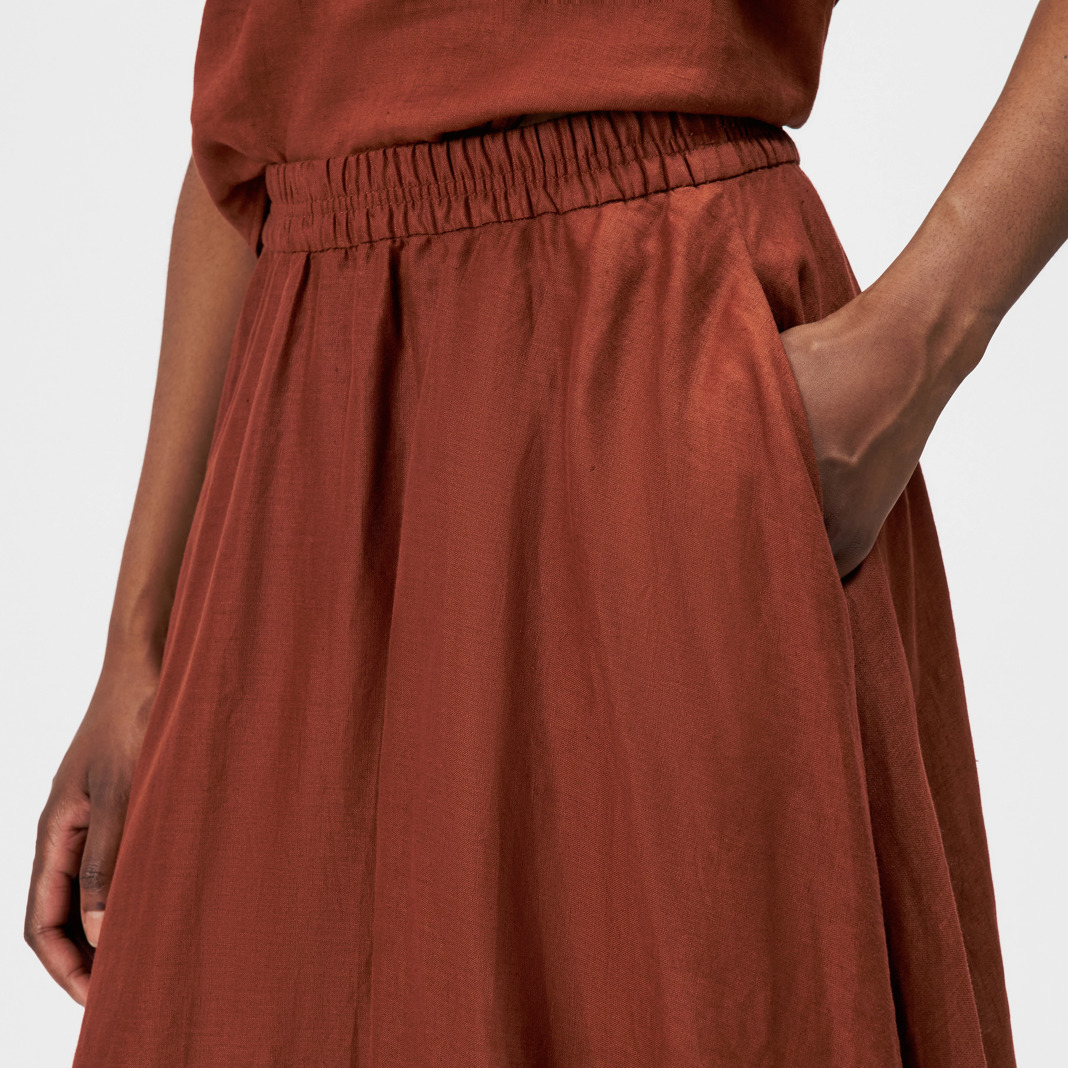 QERIME - Pleated skirt in pure linen - women - red - Detailansicht am Model