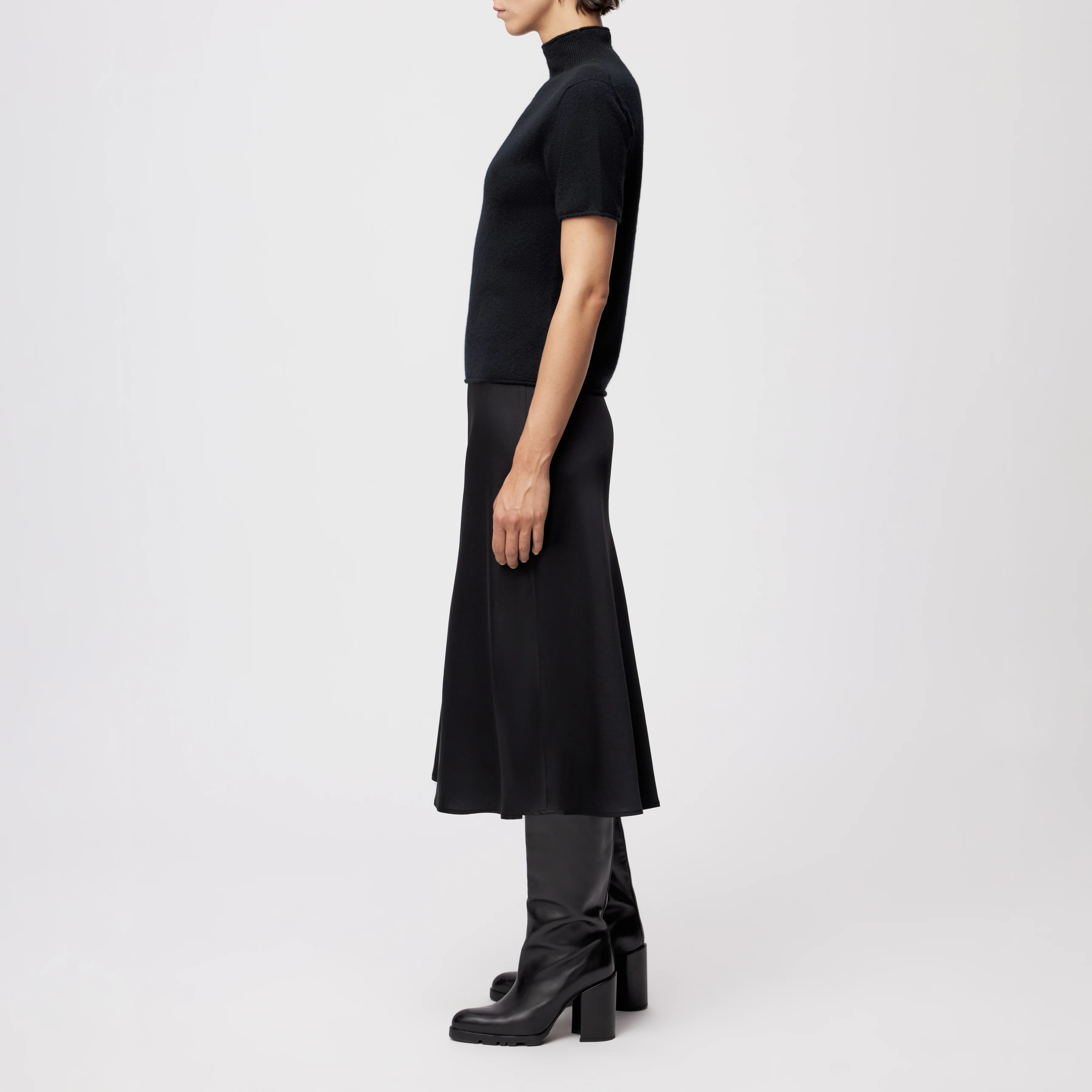 FINIA_2 - Gestricktes T-Shirt in 100% Kaschmir - Damen - schwarz - Seitenansicht