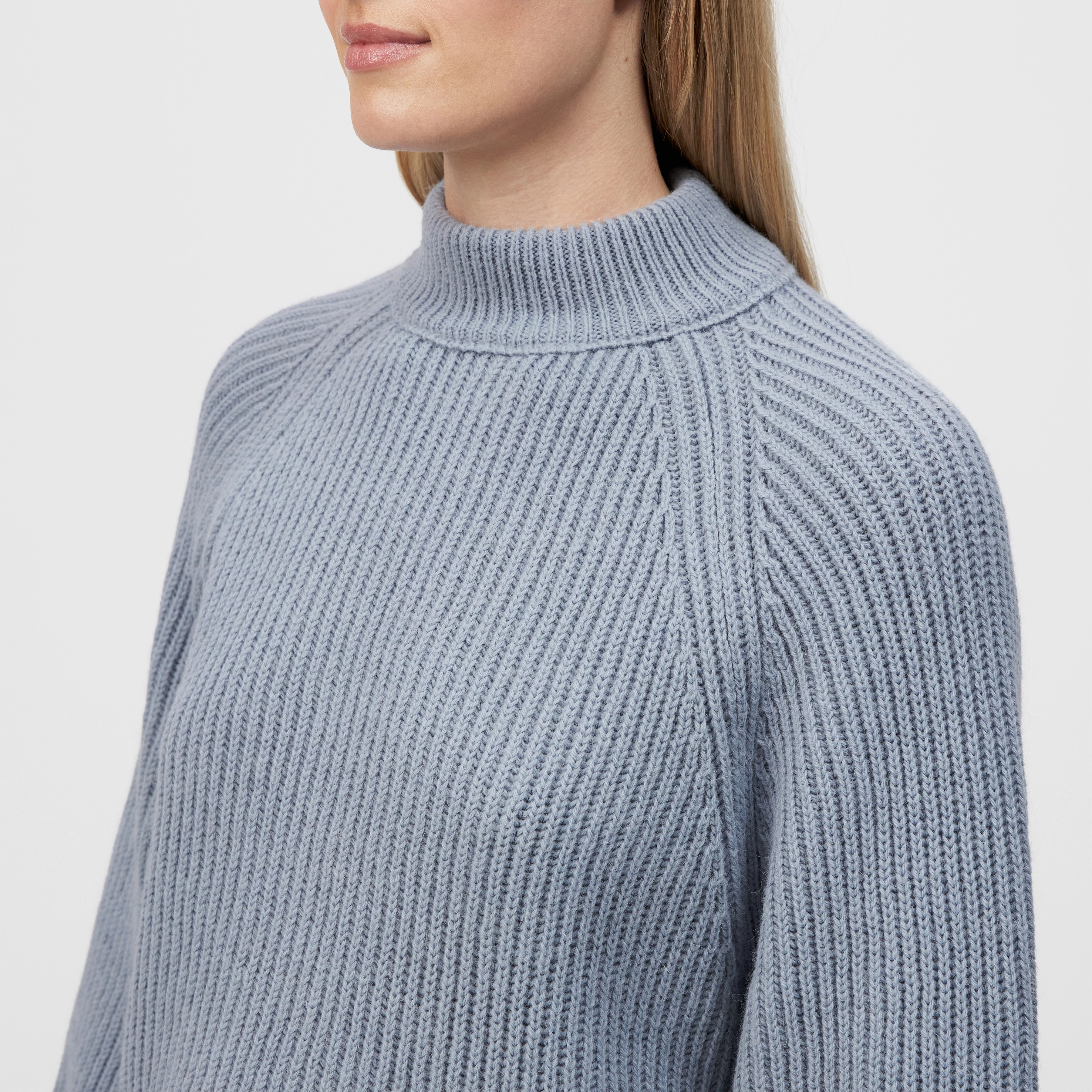 KIMONI - Sweater with balloon sleeves in wool and alpaca blend - women - blue - Detailansicht am Model