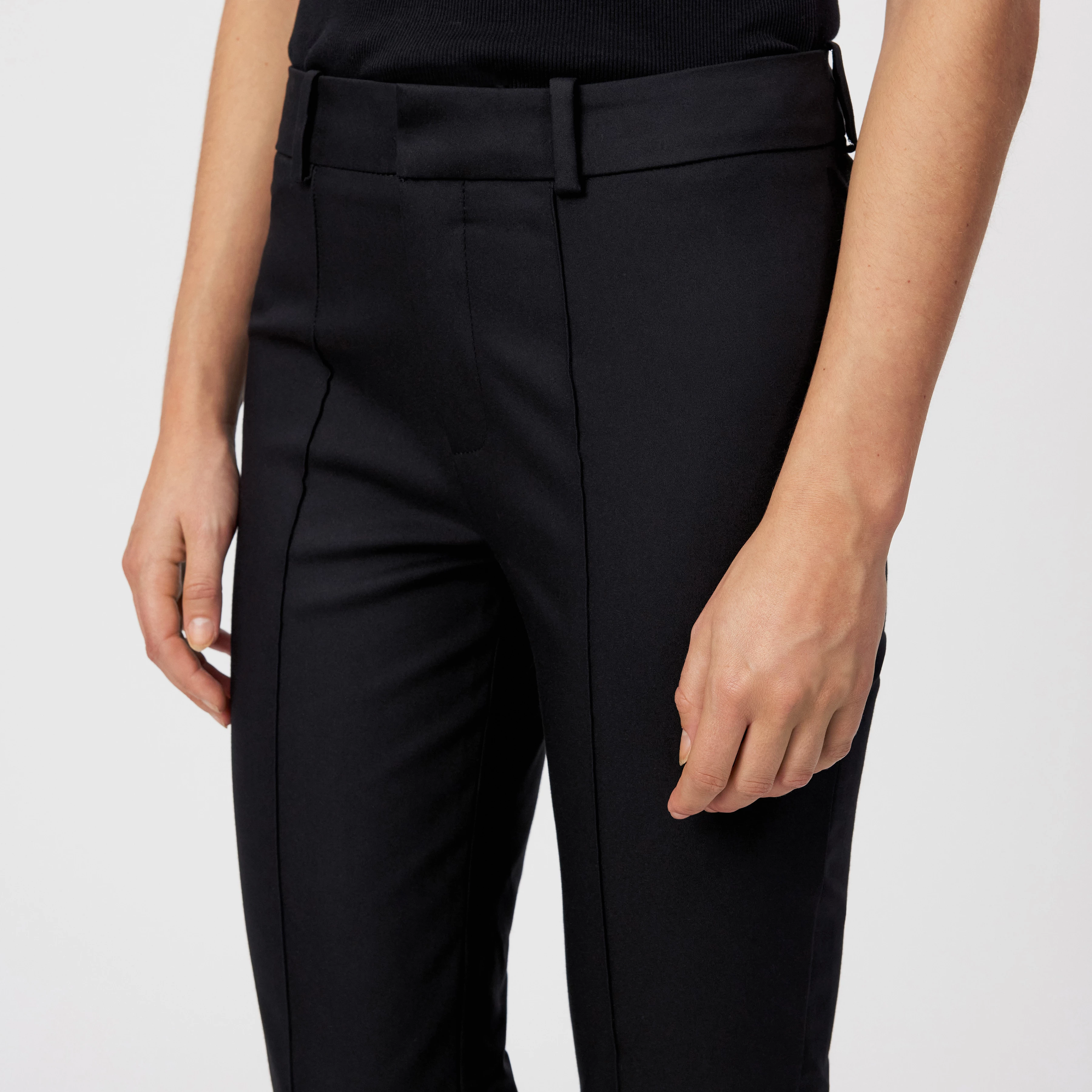 ACT - Schlanke Karotte mit Biese in Technostretch-Satin - Damen - schwarz - Detailansicht am Model