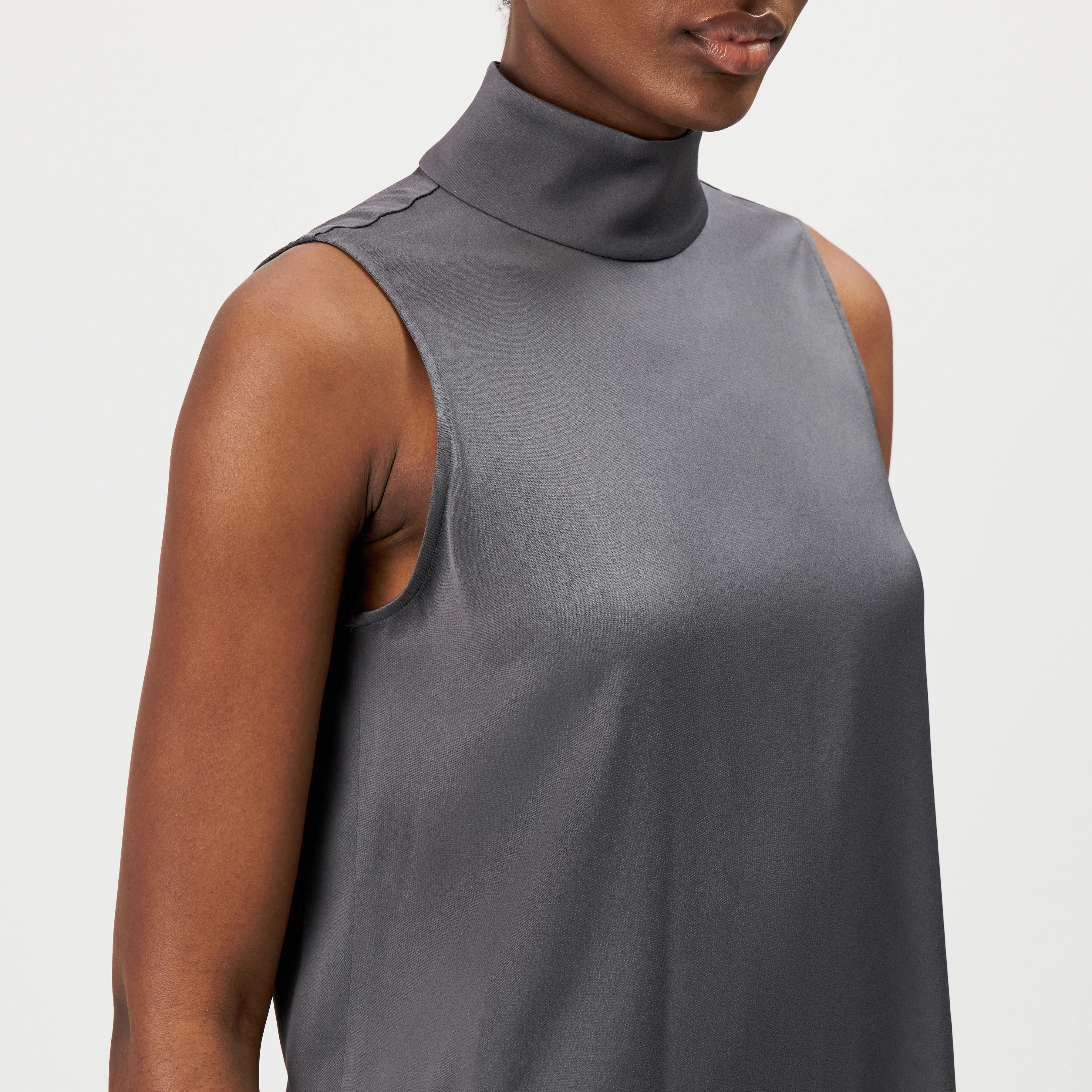 HALIRA - Top blouse en satin à col montant - women - gris - Detailansicht am Model
