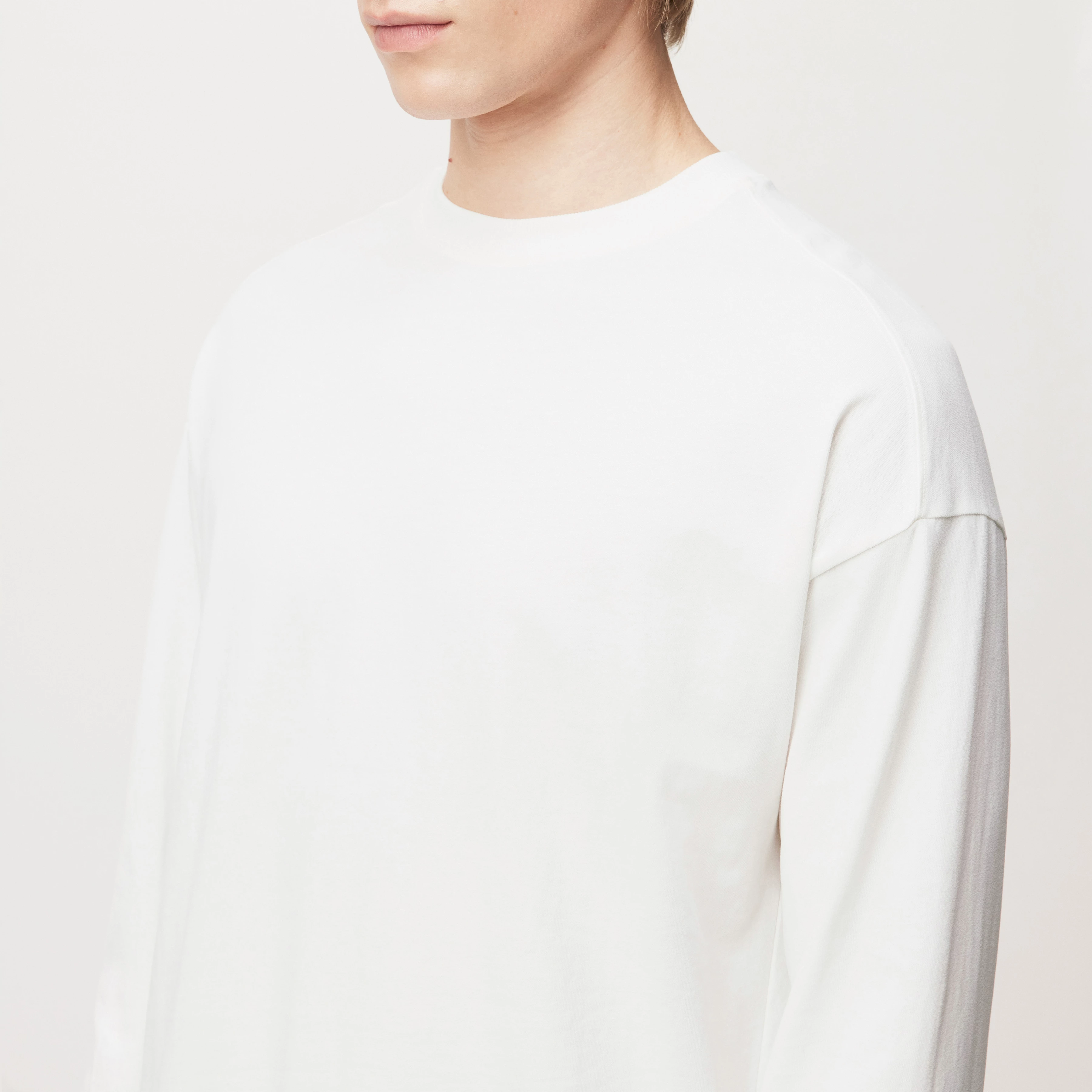 MARRIO - Longsleeve in gewaschener Optik - Herren - off white - Detailansicht am Model