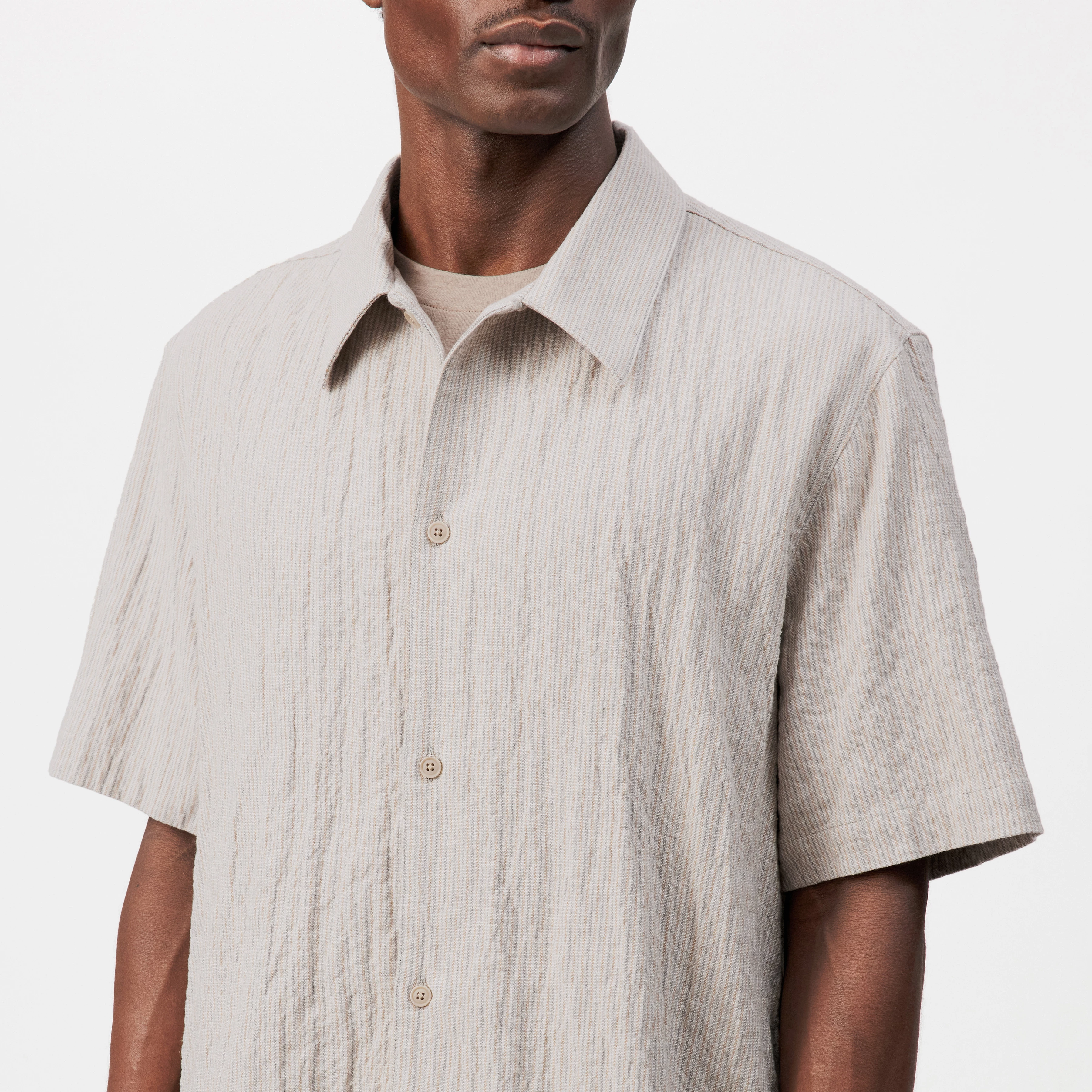 MERYN - Short-sleeve shirt in crinkle look - men - beige - Detailansicht am Model