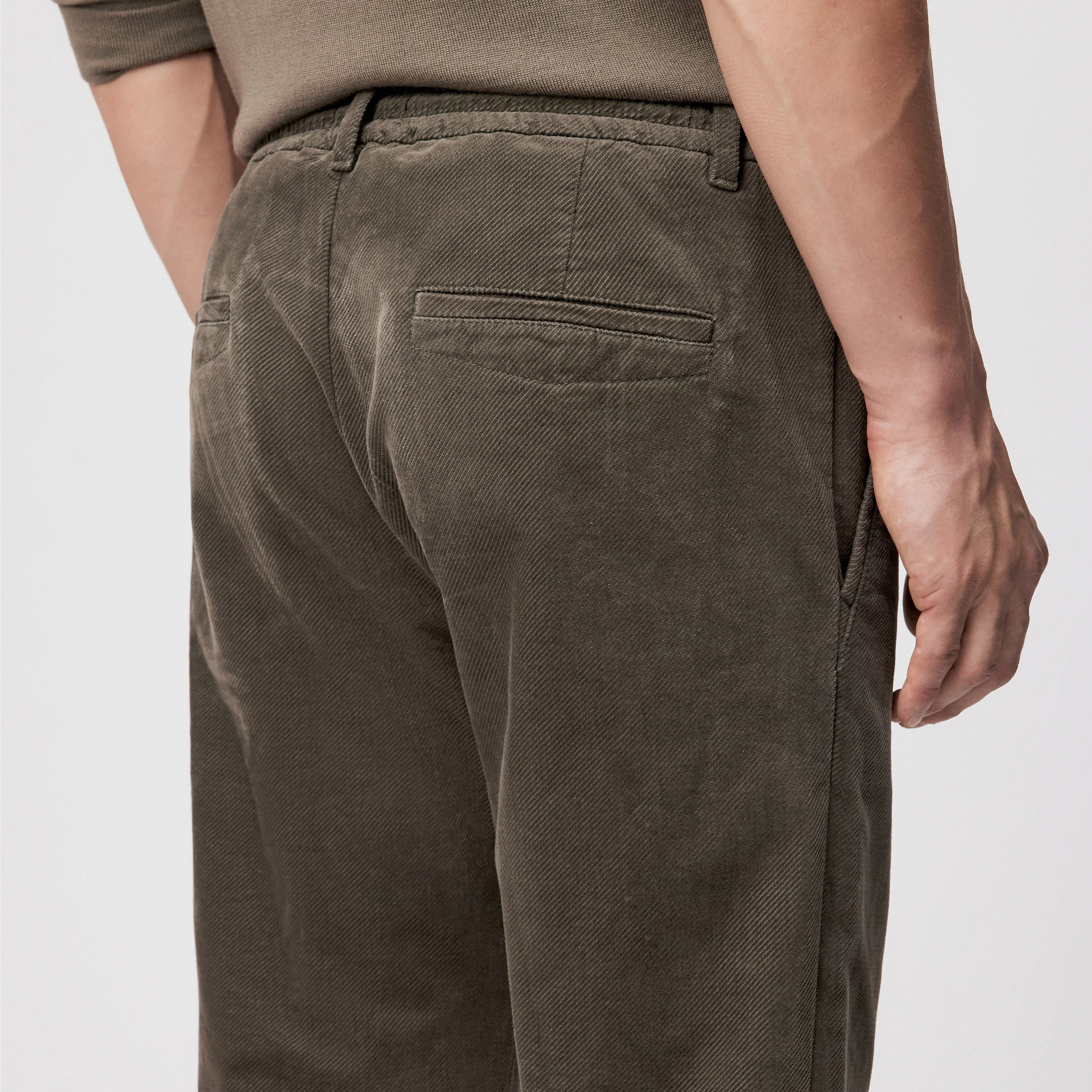 DEGER - Jogpants mit Tunnelzug in Samt - Herren - grün - Detailansicht am Model