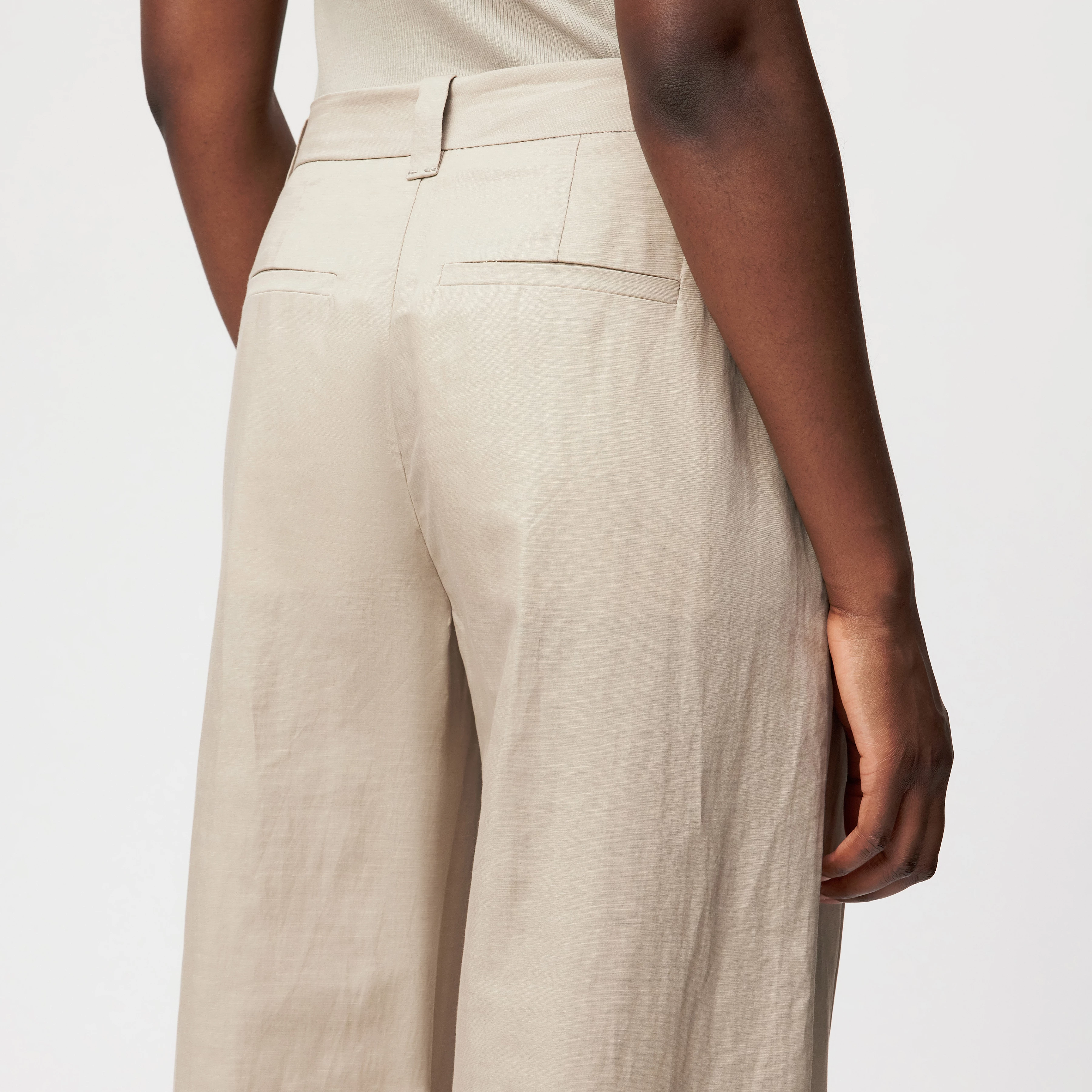 UNPACK - Trousers in lyocell-hemp blend - women - beige - Detailansicht am Model