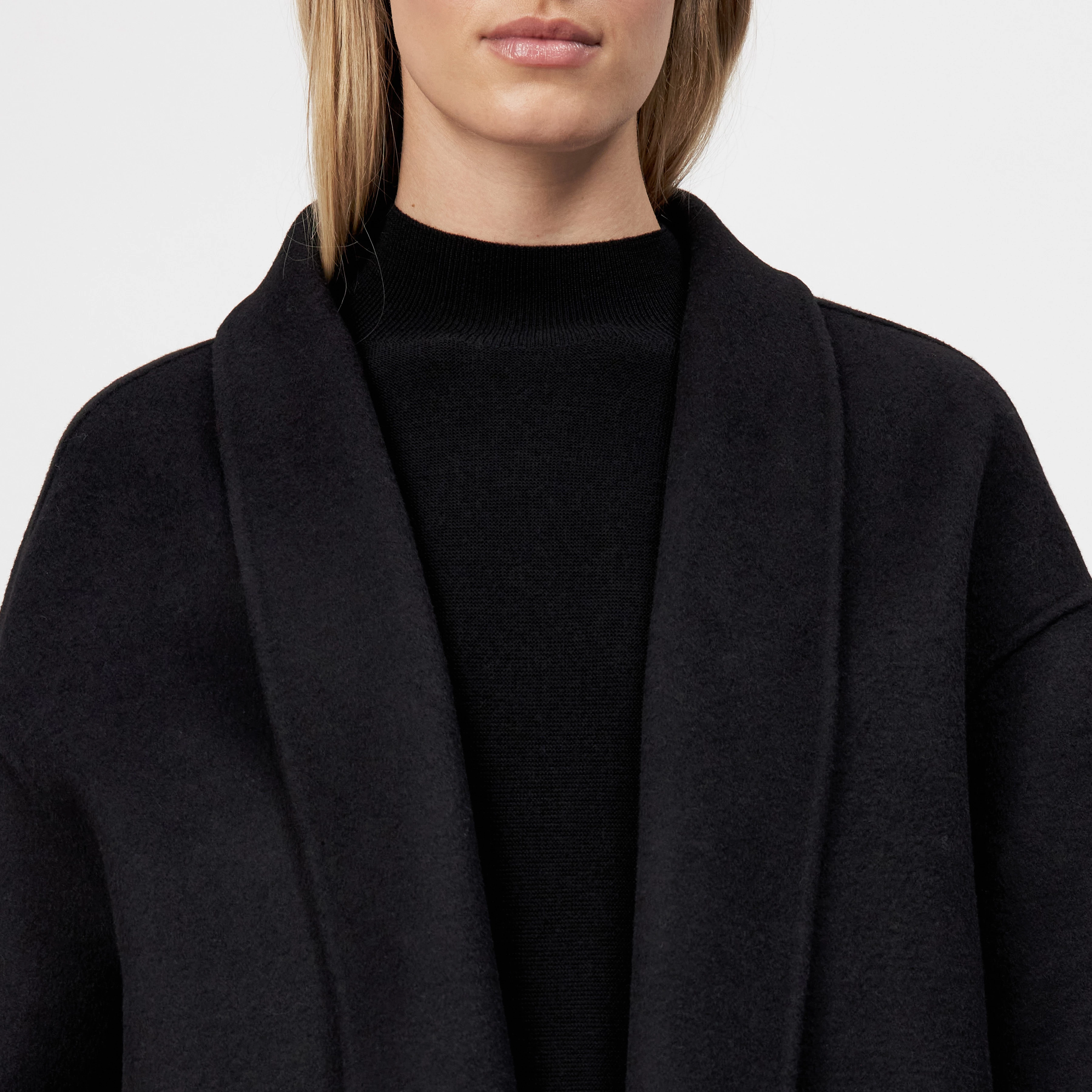 BAUPREY - Hüllenmantel in Woll-Doubleface - Damen - schwarz - Detailansicht am Model