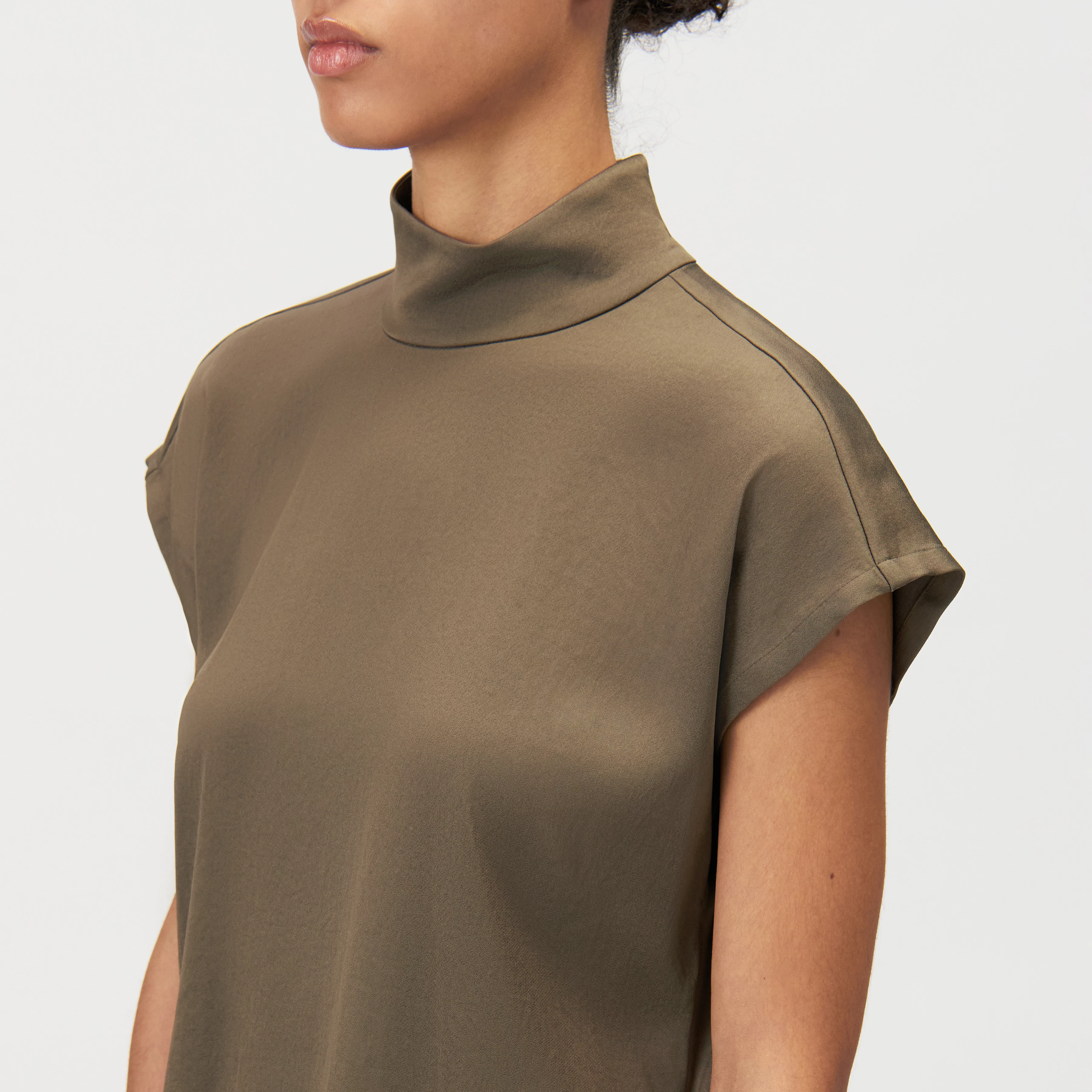 ALARIA_1 - Chemisier avec col montant en satin - women - vert - Detailansicht am Model
