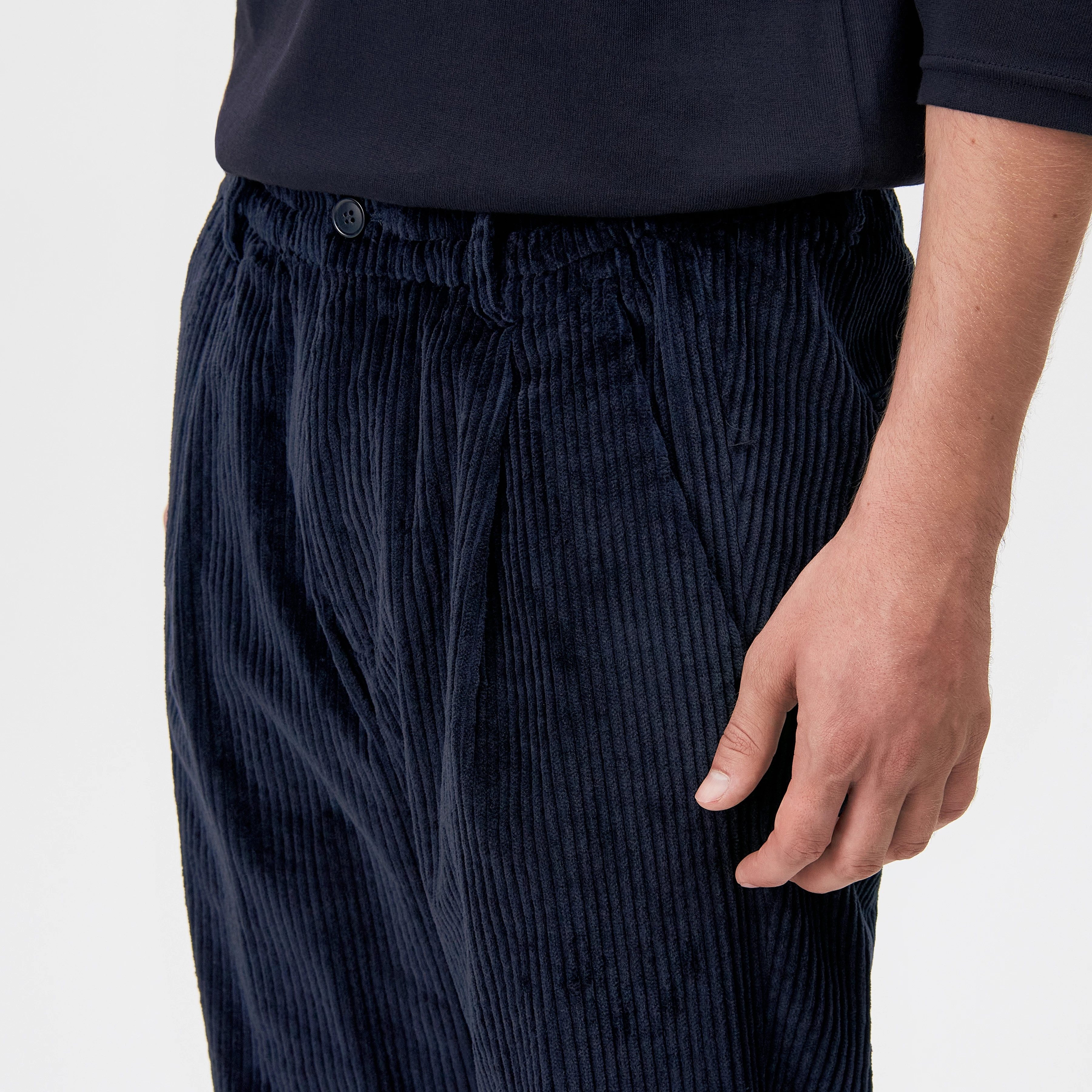 CHASY_RGLR - Casual Hose mit Bundfalte in Jumbo Cord - Herren - blau - Detailansicht am Model