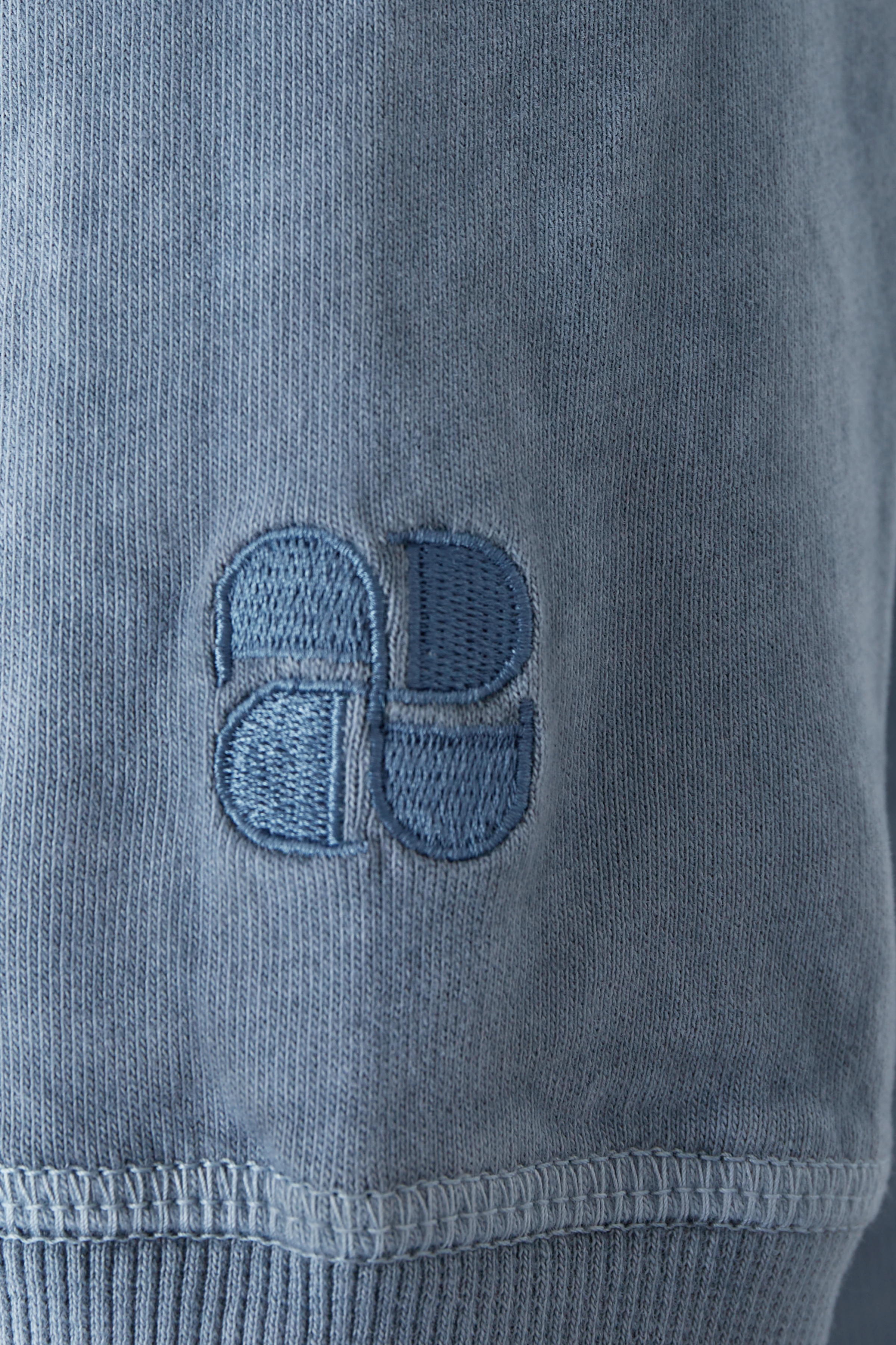 LUNAIA - oversized sweatshirt in a washed look - women - blue - Freisteller Detailansicht