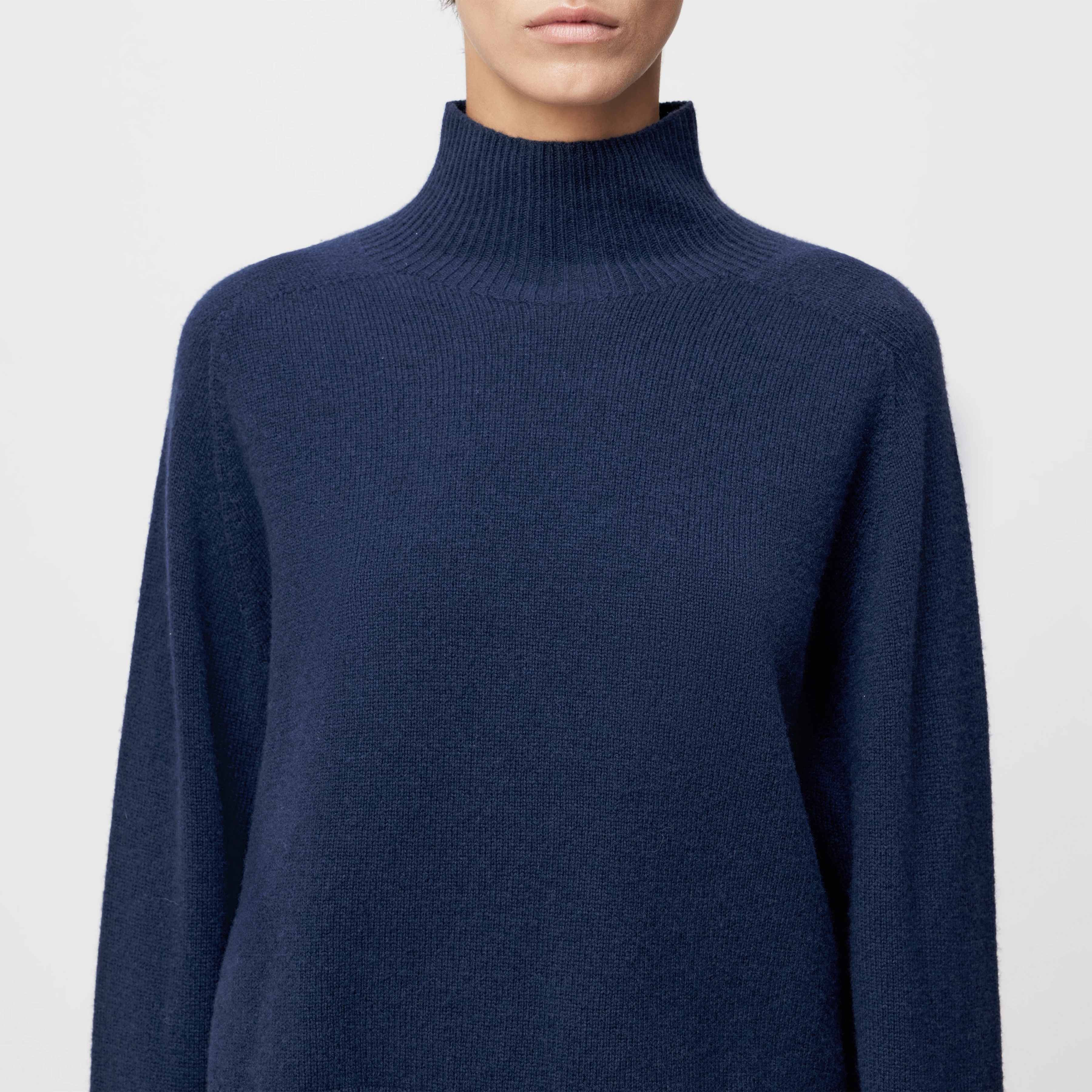 LYZIMA - Turtleneck jumper in virgin wool - women - blue - Detailansicht am Model