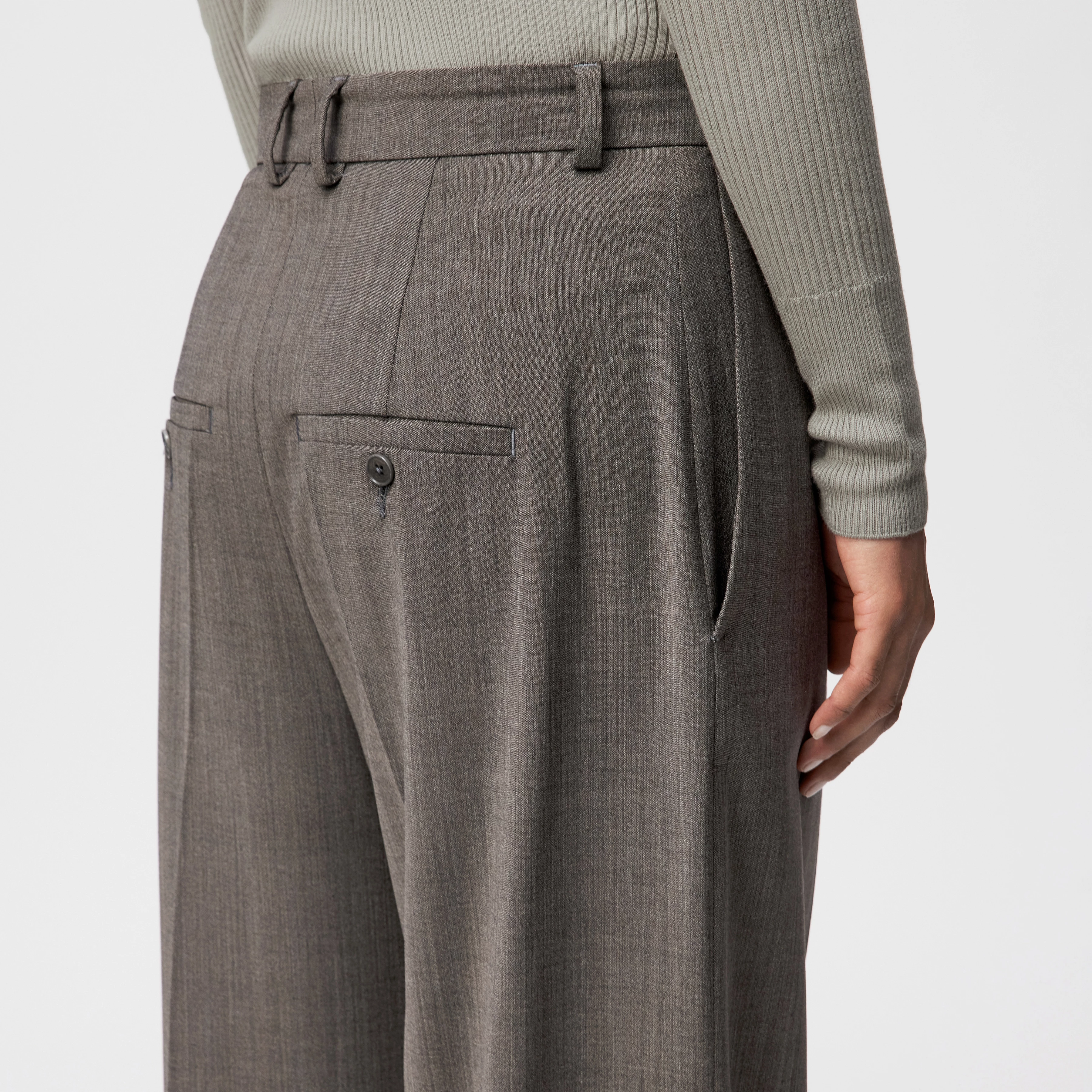 RUSTLE - Bundfaltenhose in Bi-Stretch - Damen - braun - Detailansicht am Model