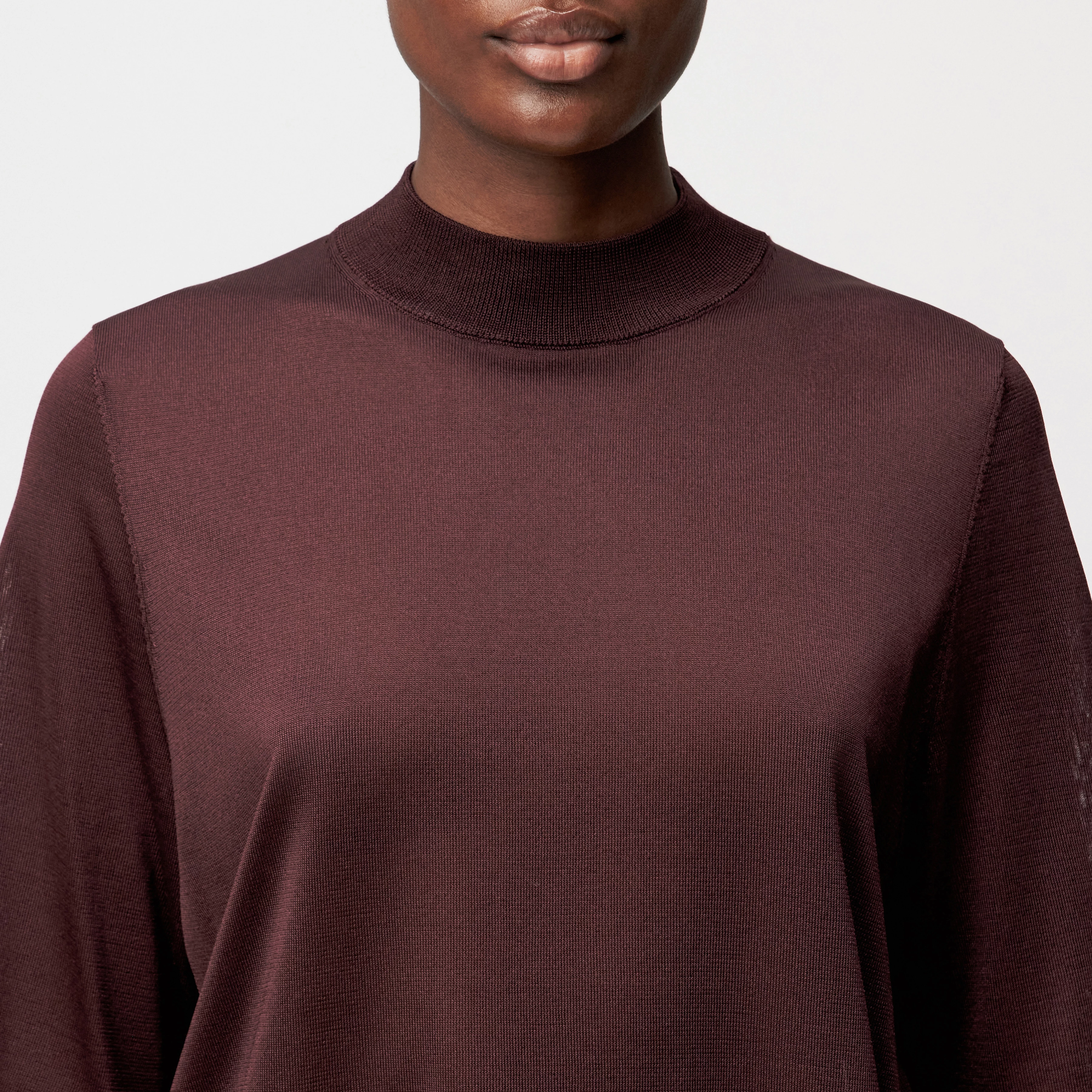 NISLE_2 - Strick-T-Shirt in Luxus-Textur - Damen - rot - Detailansicht am Model