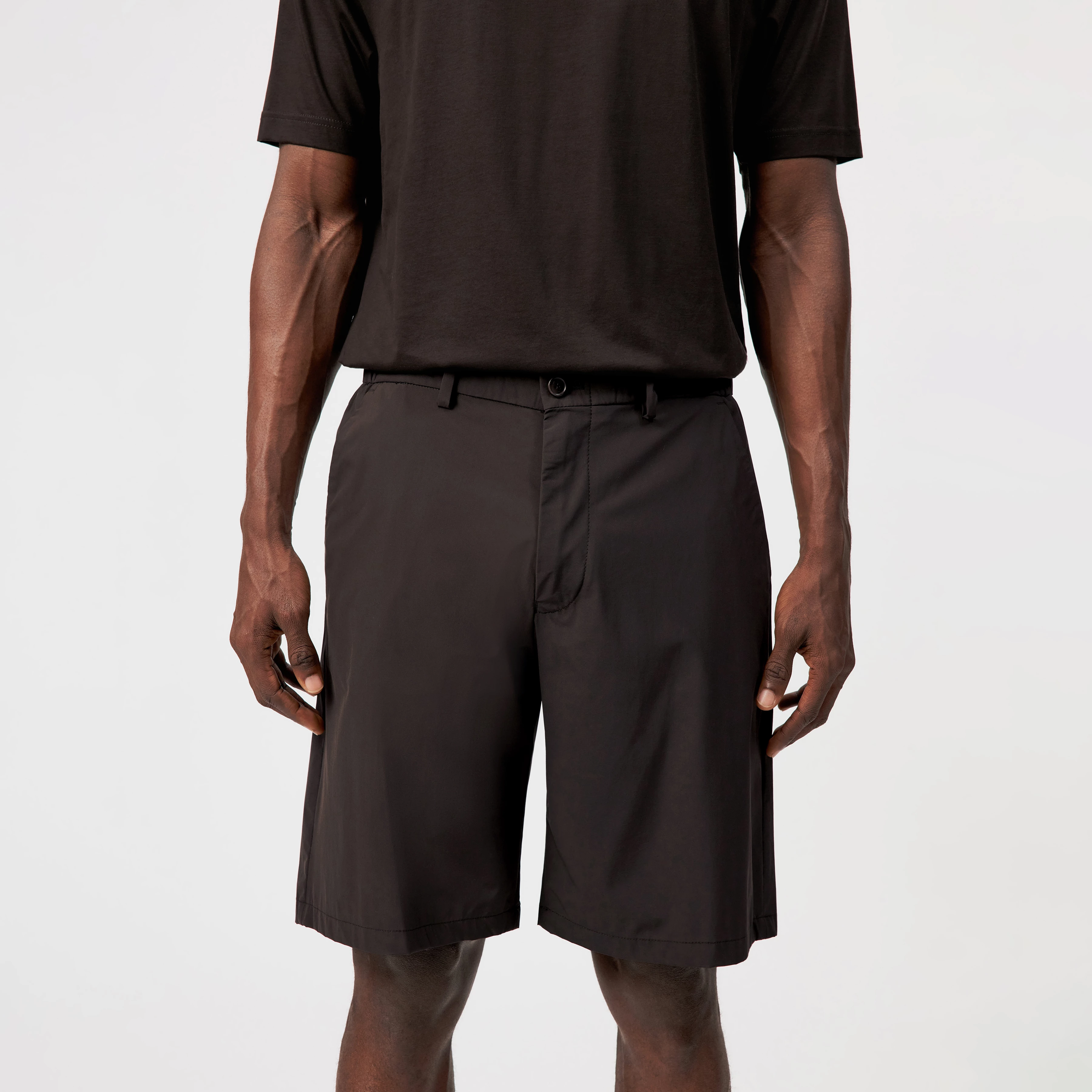 YASAN - Regular fit shorts in techno-crêpe - men - brown - Detailansicht am Model