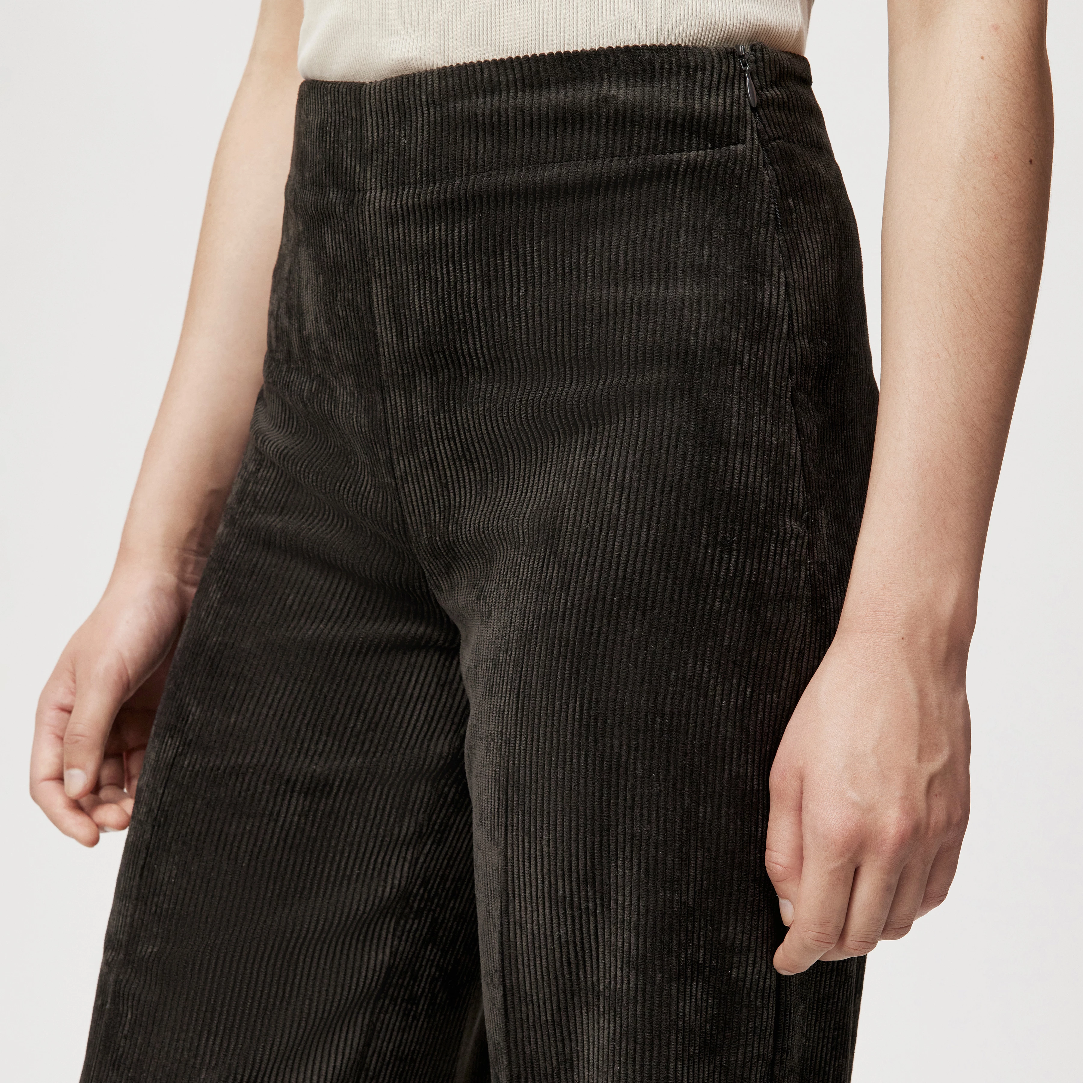 BEFORE - Marlenehose in Cord - Damen - braun - Detailansicht am Model