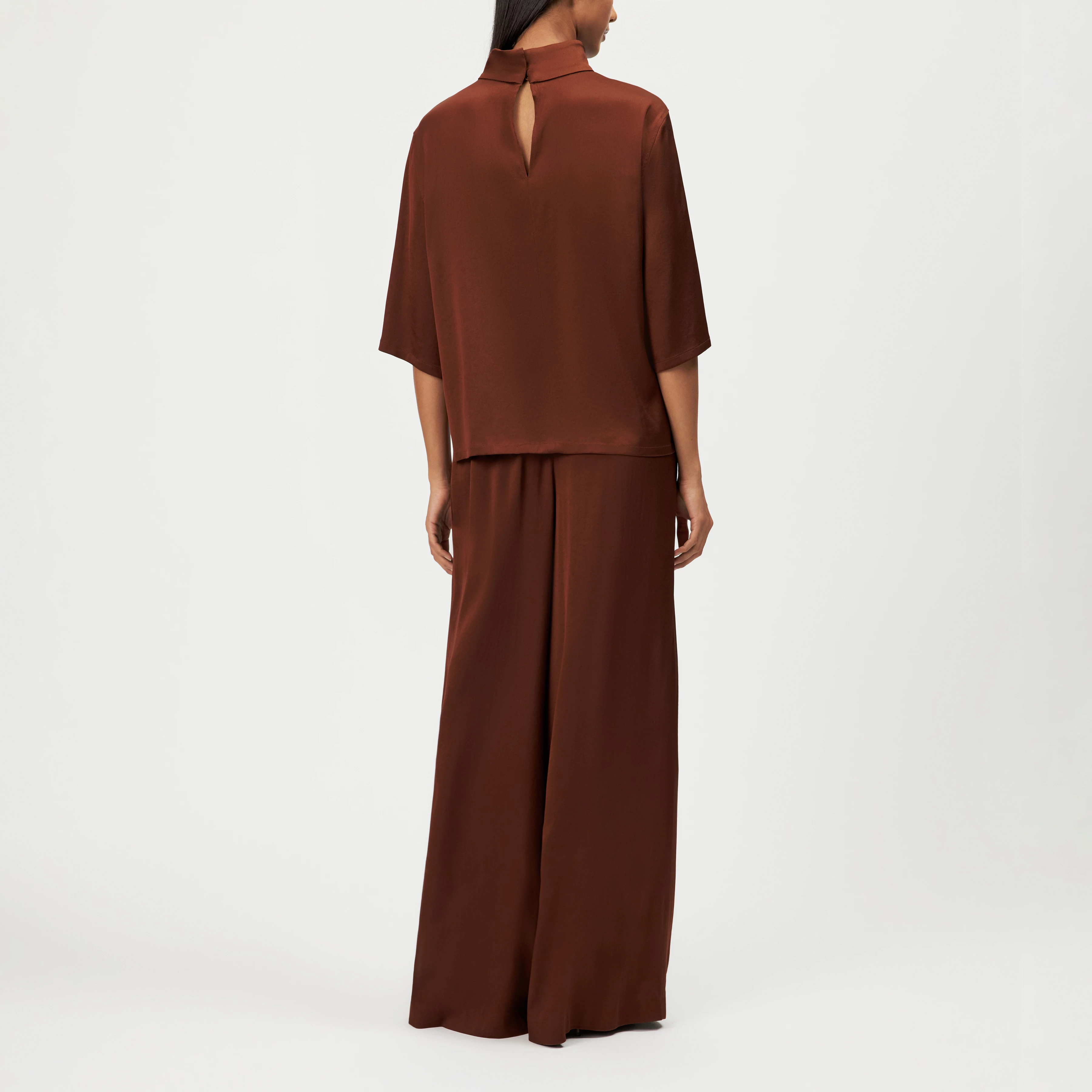 ALETIA - Blouse col montant en satin - women - marron - Rückansicht