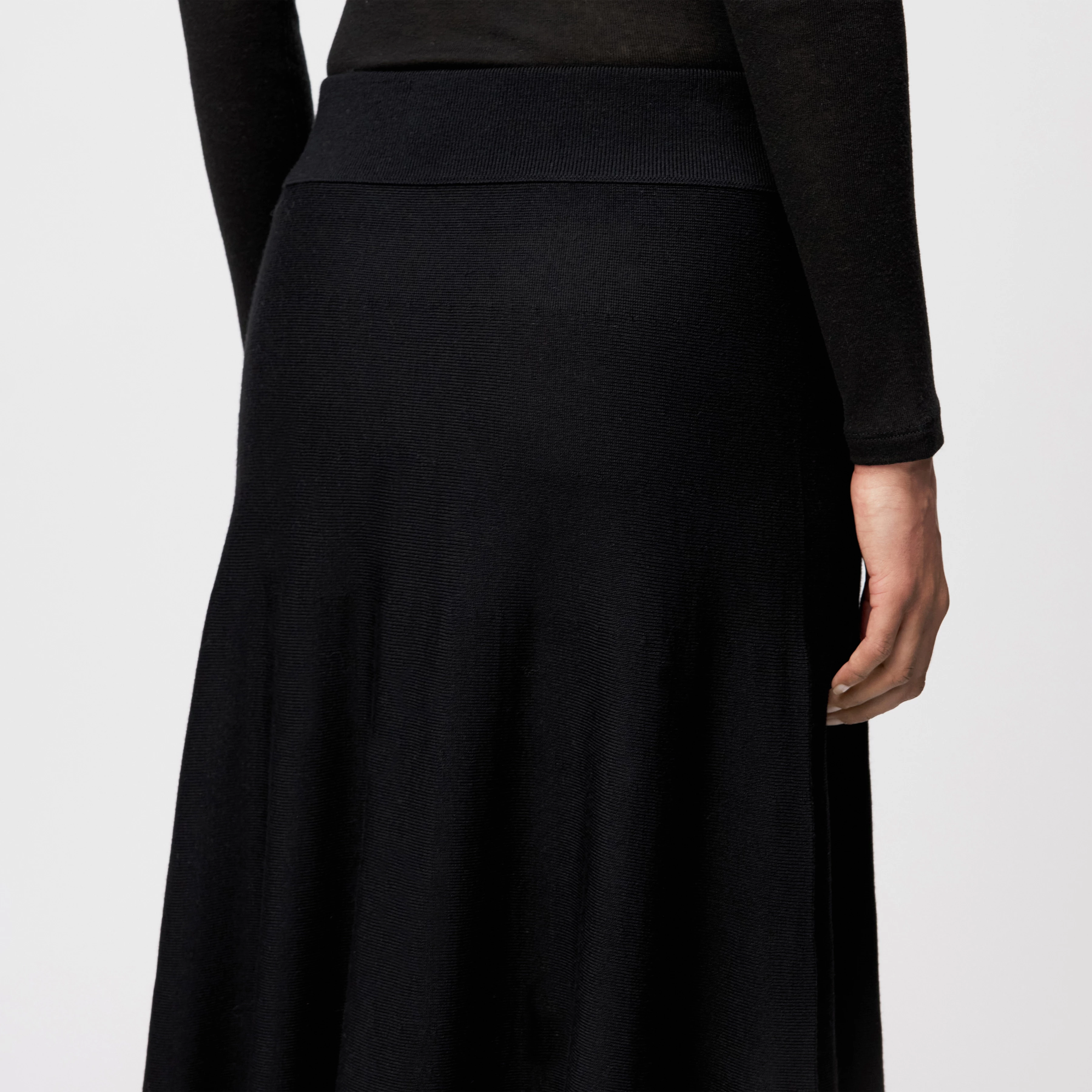 TENSYA - Flared knit skirt in 100% merino wool - women - Natural Aluminium - Detailansicht am Model