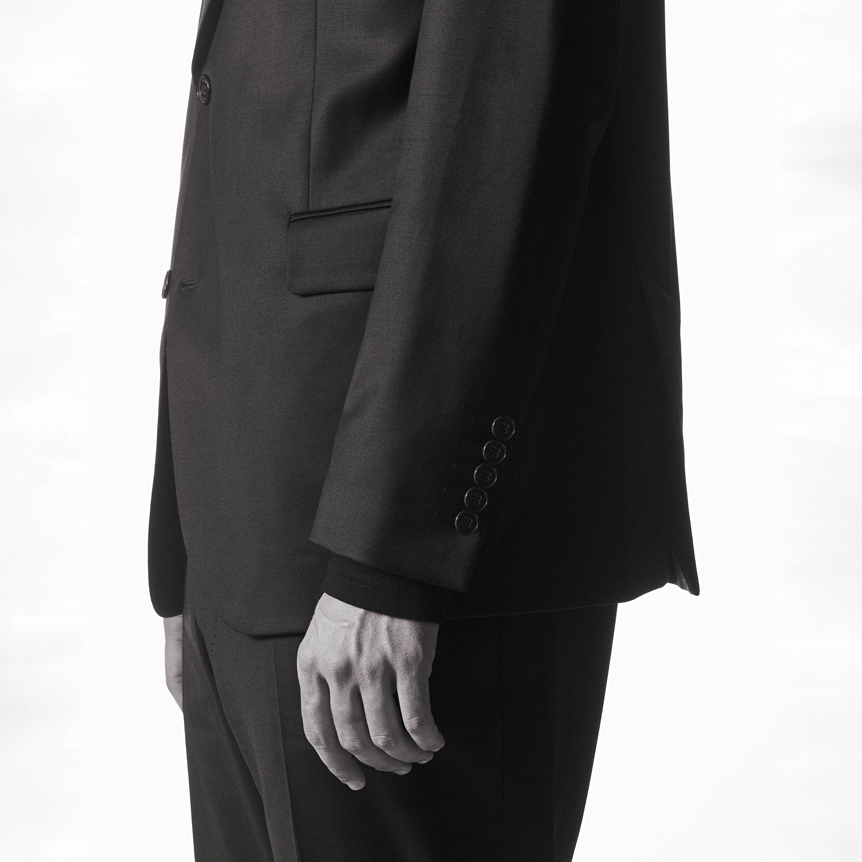 DRYGENF - Two-button blazer in fine wool blend - men - black - Detailansicht am Model
