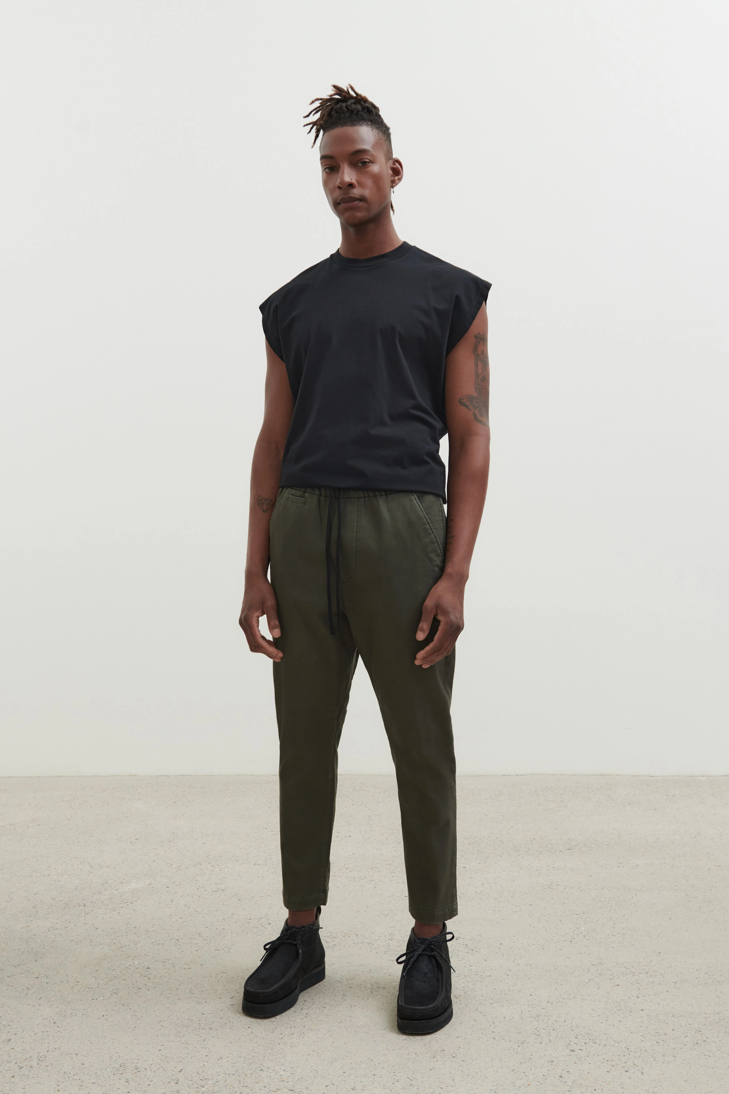 TROP - legere Jogpant im Lederlook - Herren - oliv - Ganzkörper-Frontansicht