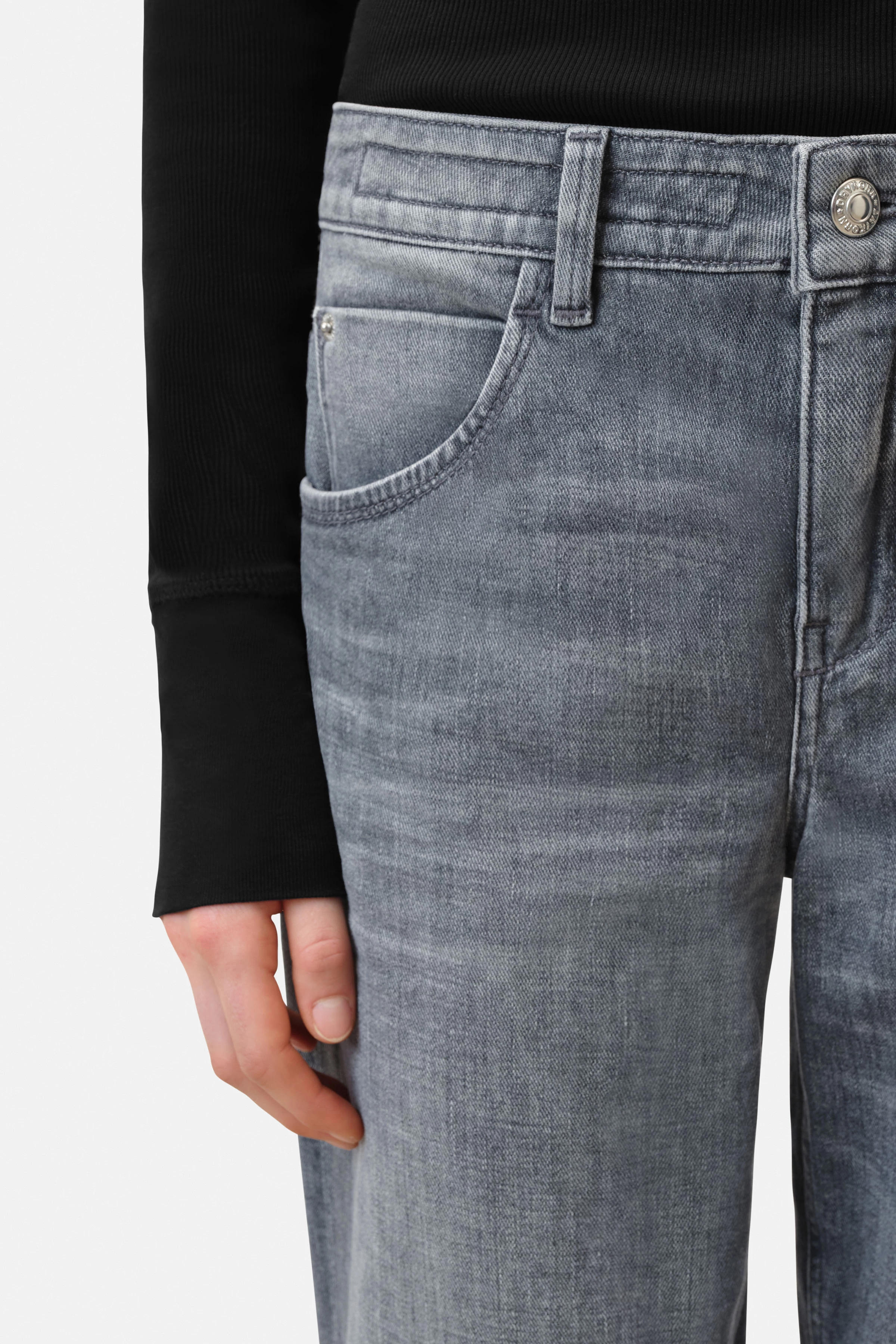 LIKE - Girlfriend-Jeans mit Krempelsaum in soft-touch Denim mit Used-Effekten - Damen - grau - Seitenansicht