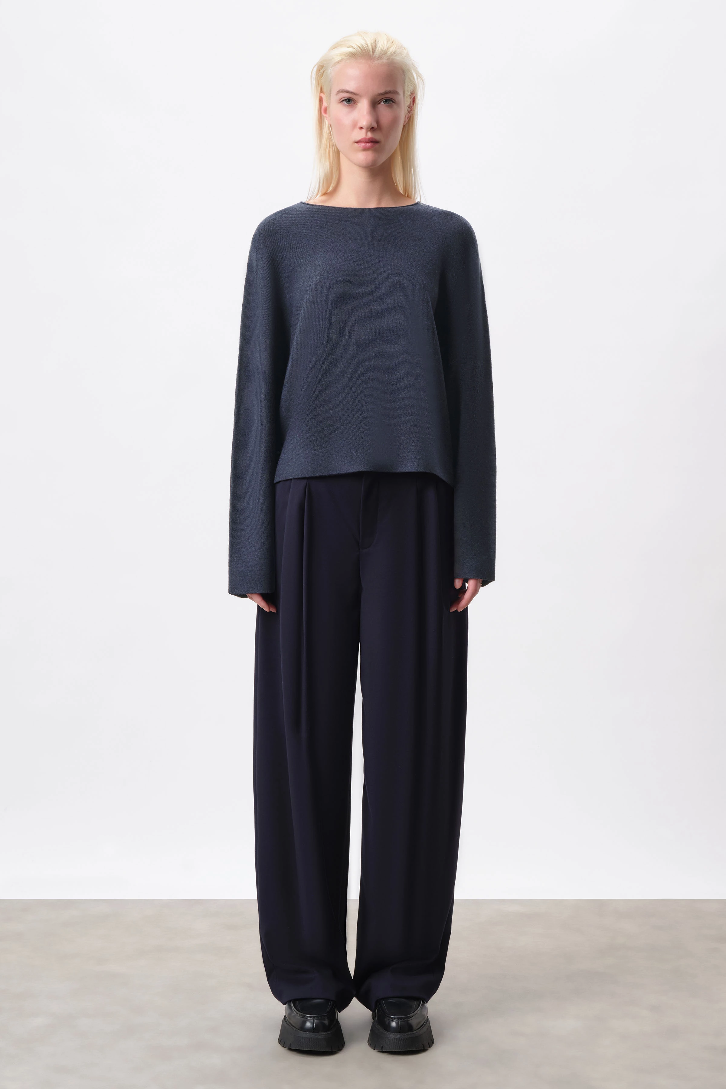 MEAMI - Cropped egg-shape jumper in merino wool - women - blue - Ganzkörper-Frontansicht