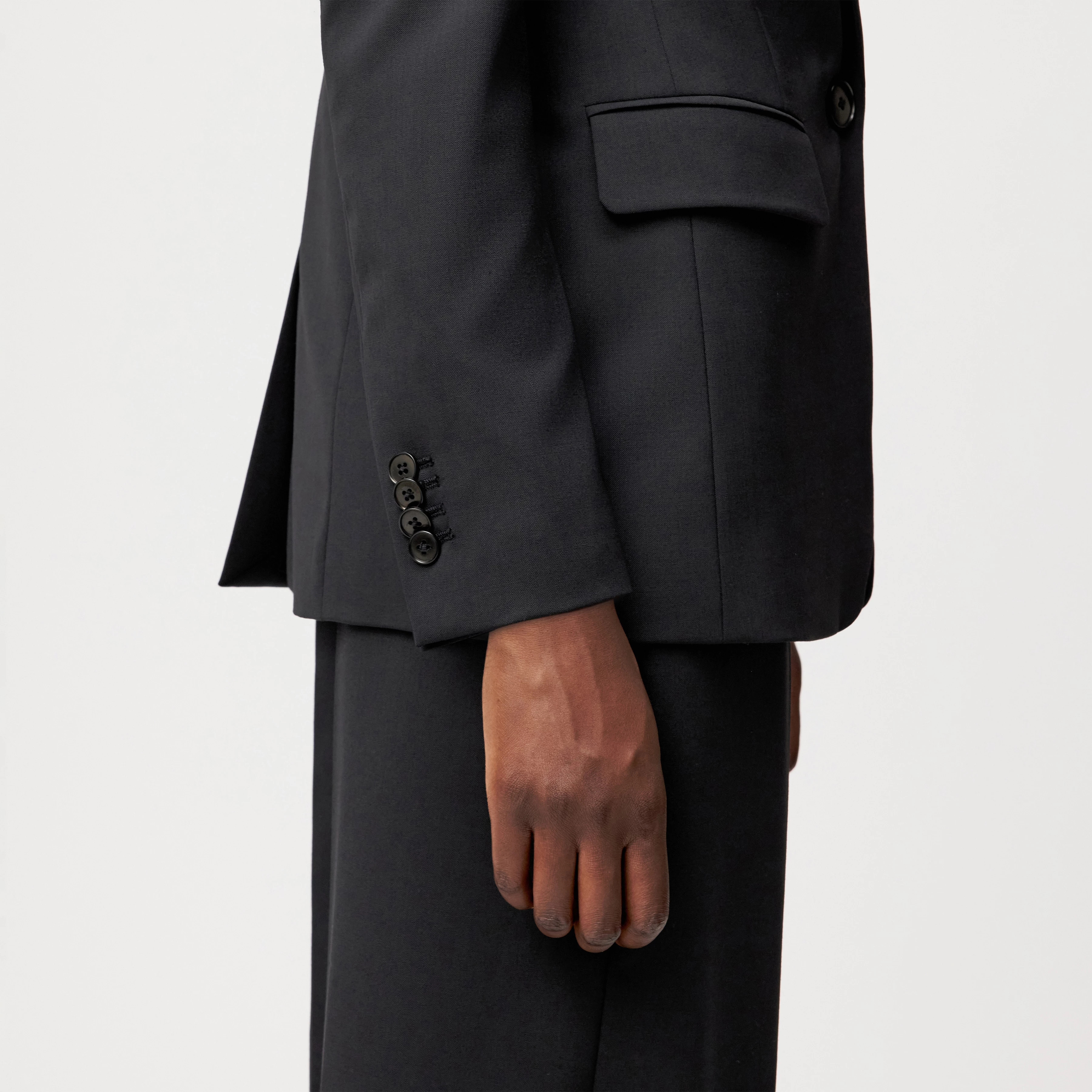 ATLIN_2 - Einknopf-Blazer in Wollserge - Damen - schwarz - Detailansicht am Model