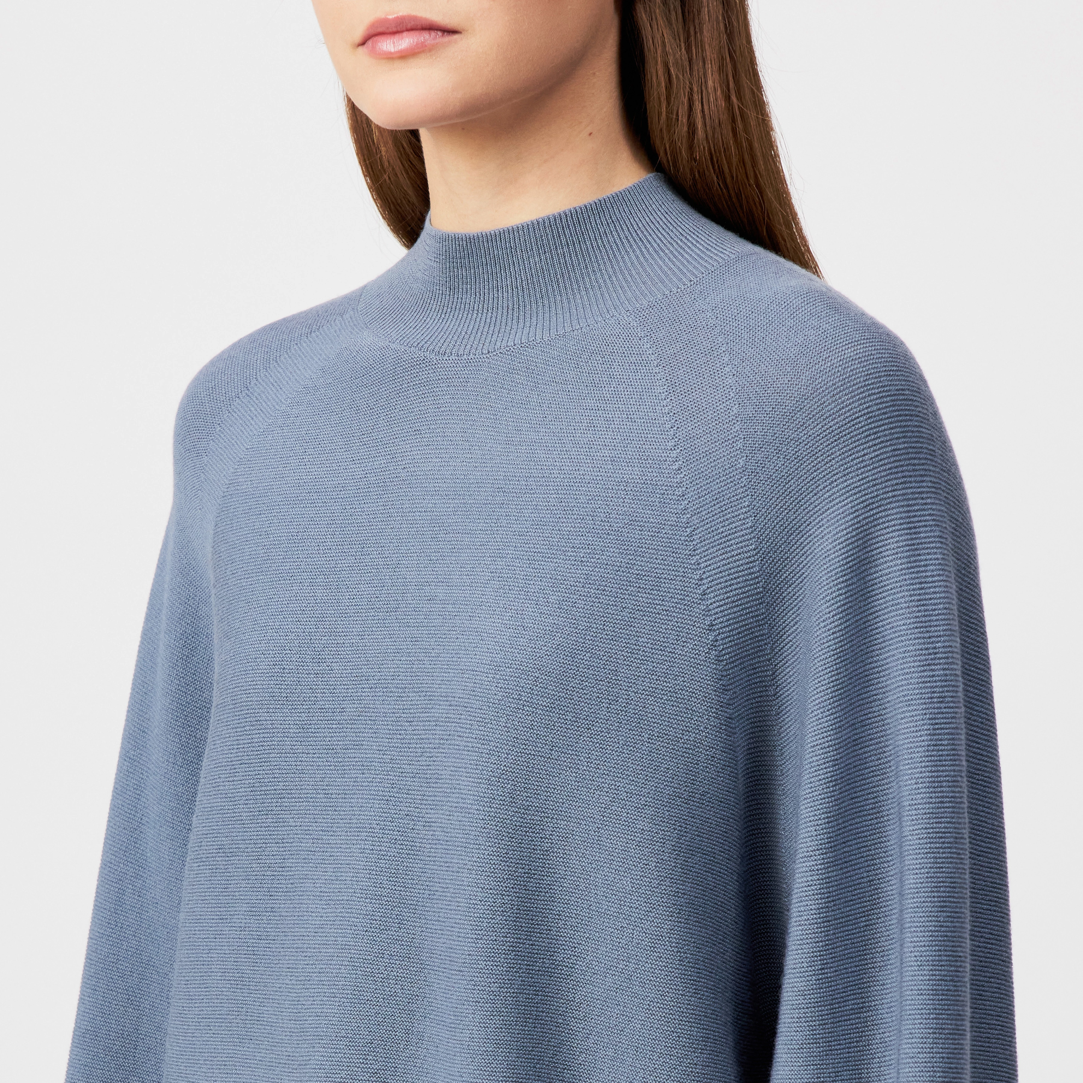KIMONI - Jumper with balloon sleeves in 100% merino wool - women - blue - Detailansicht am Model