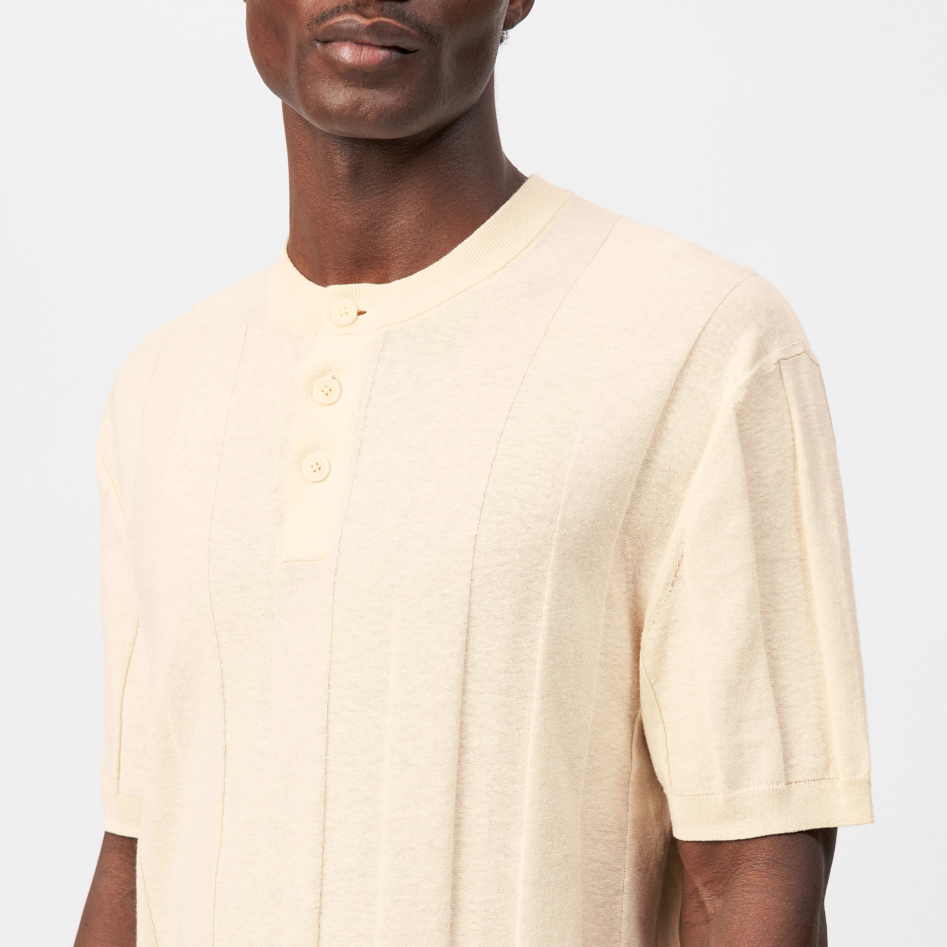 FREEKO - Regular Fit Linen-Cotton Polo Shirt - men - beige - Detailansicht am Model