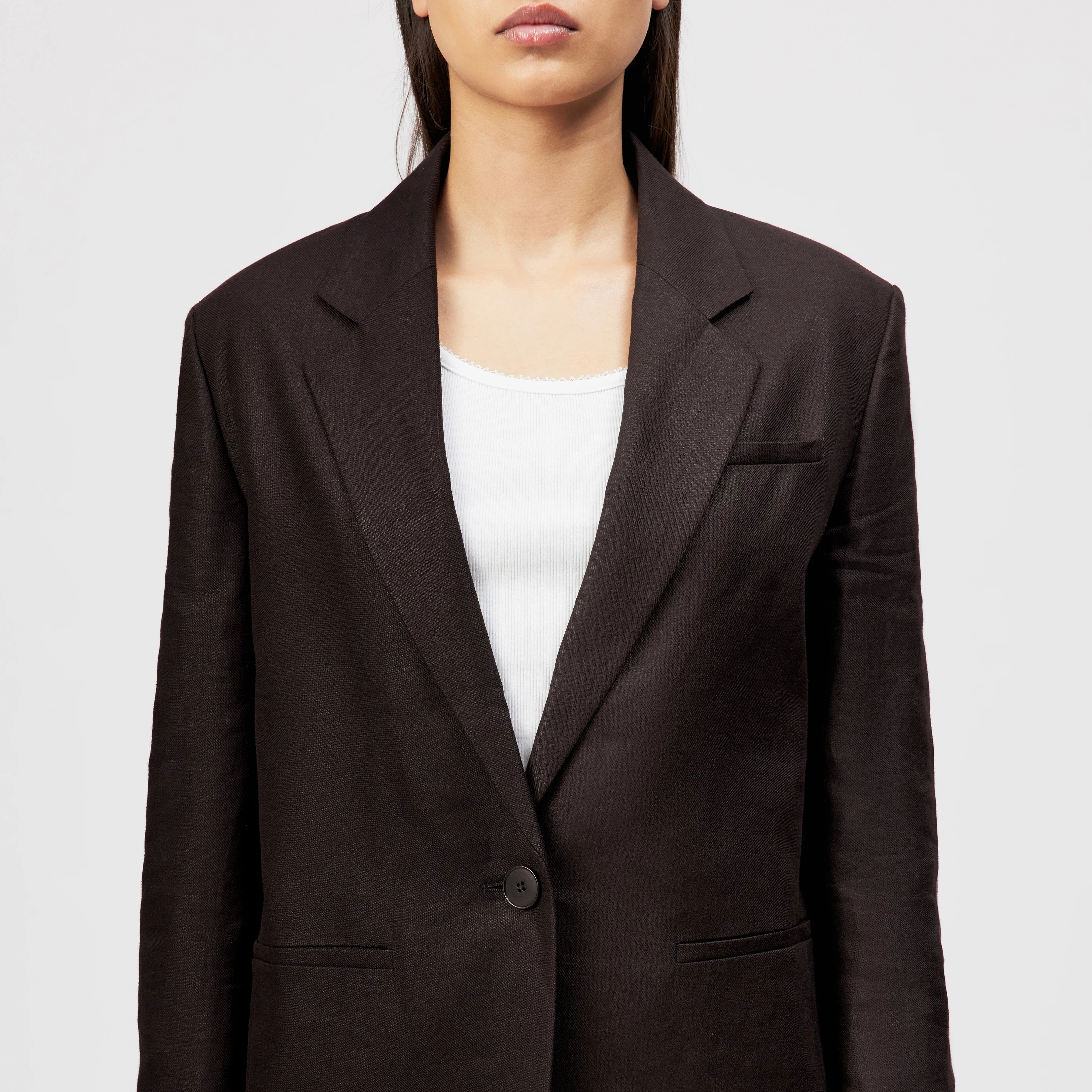 MOWTIE - Lässiger Einreiher-Blazer in reinem Leinen - Damen - braun - Detailansicht am Model