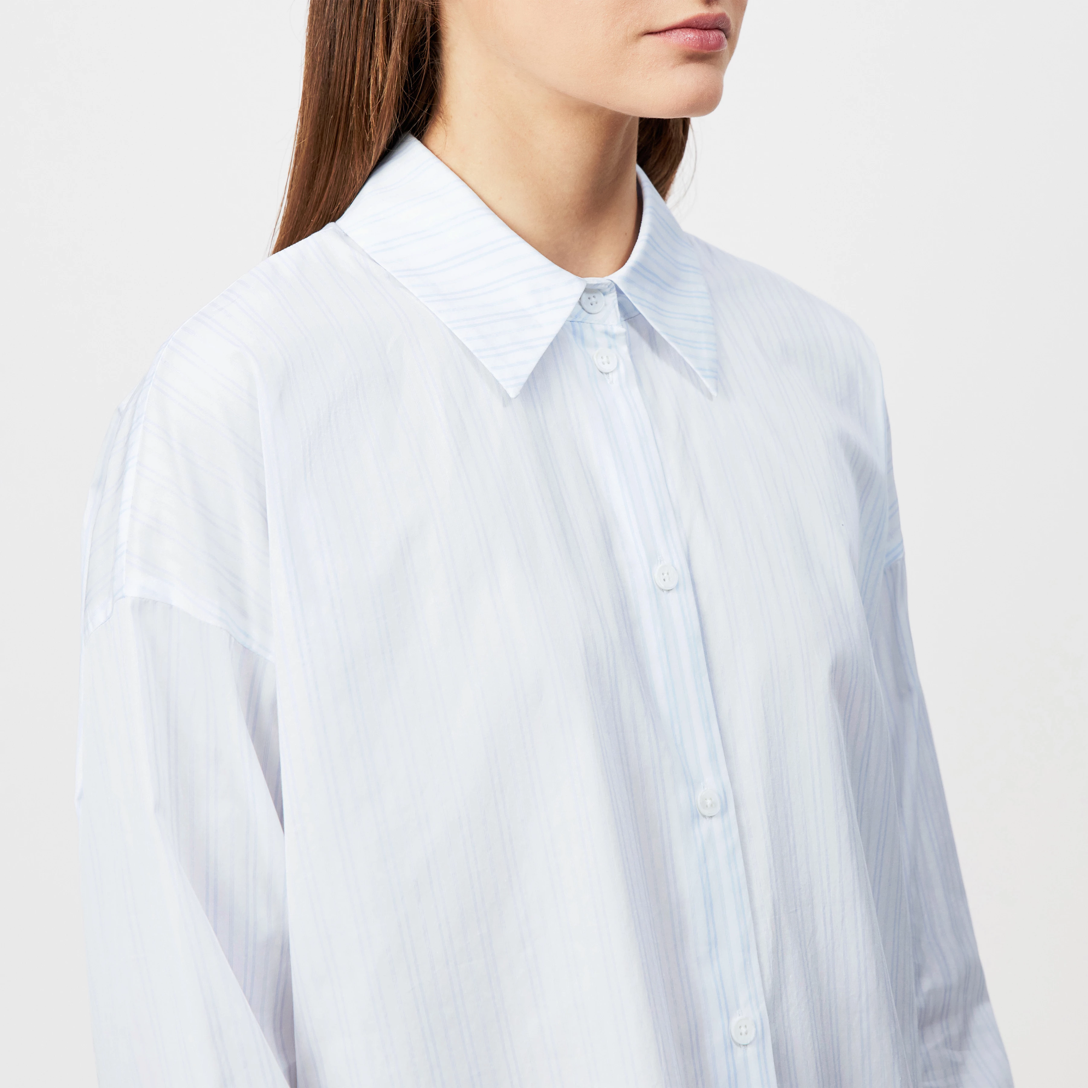 CLOELIA - Klassische Hemdbluse in reiner Baumwolle - Damen - weiß - Detailansicht am Model
