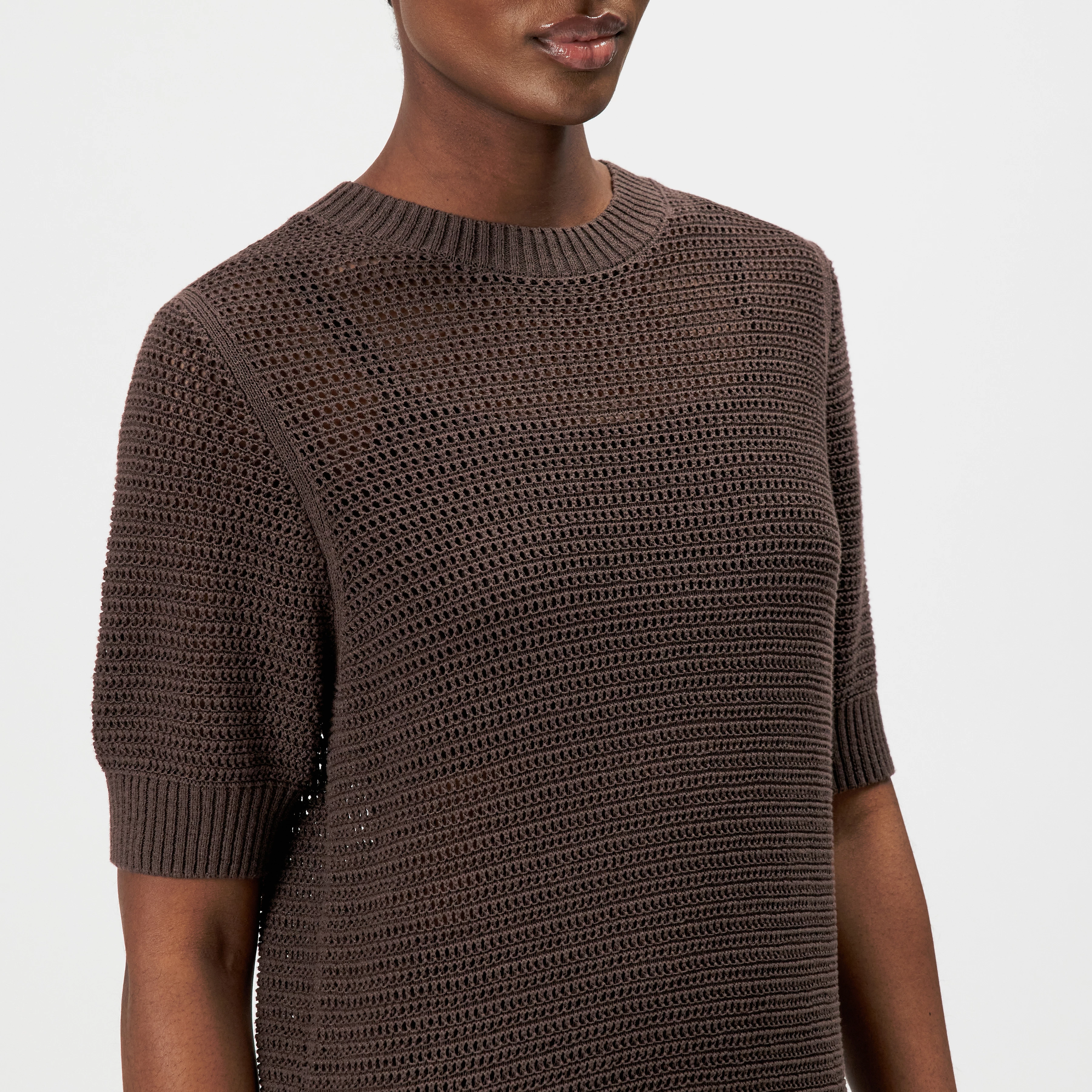 SANIDY - Chunky knit short sleeve in cotton blend - women - brown - Detailansicht am Model