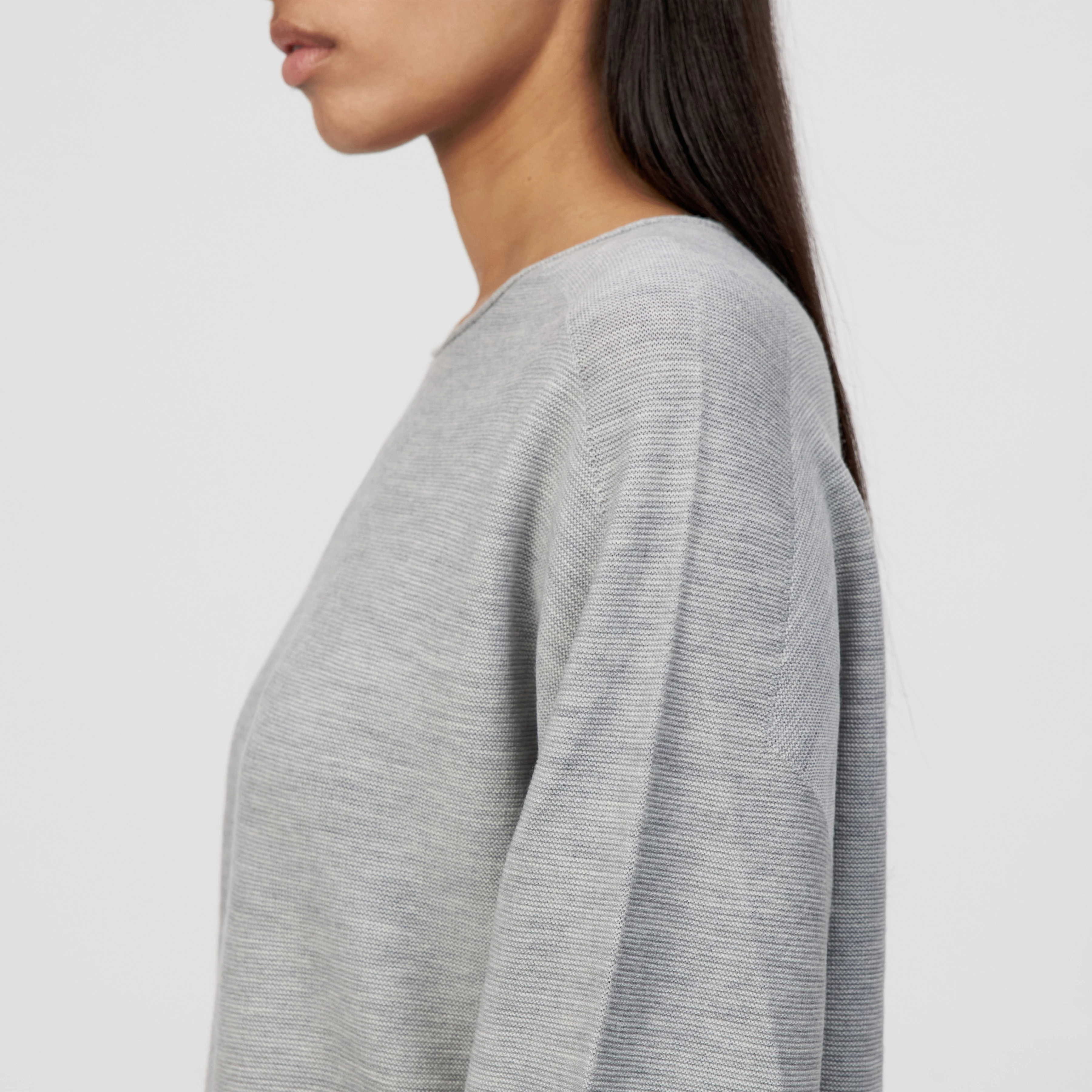 MEAMI - Vekürzter Egg-Shape Pullover in 100% Merinowolle - Damen - grau - Detailansicht am Model