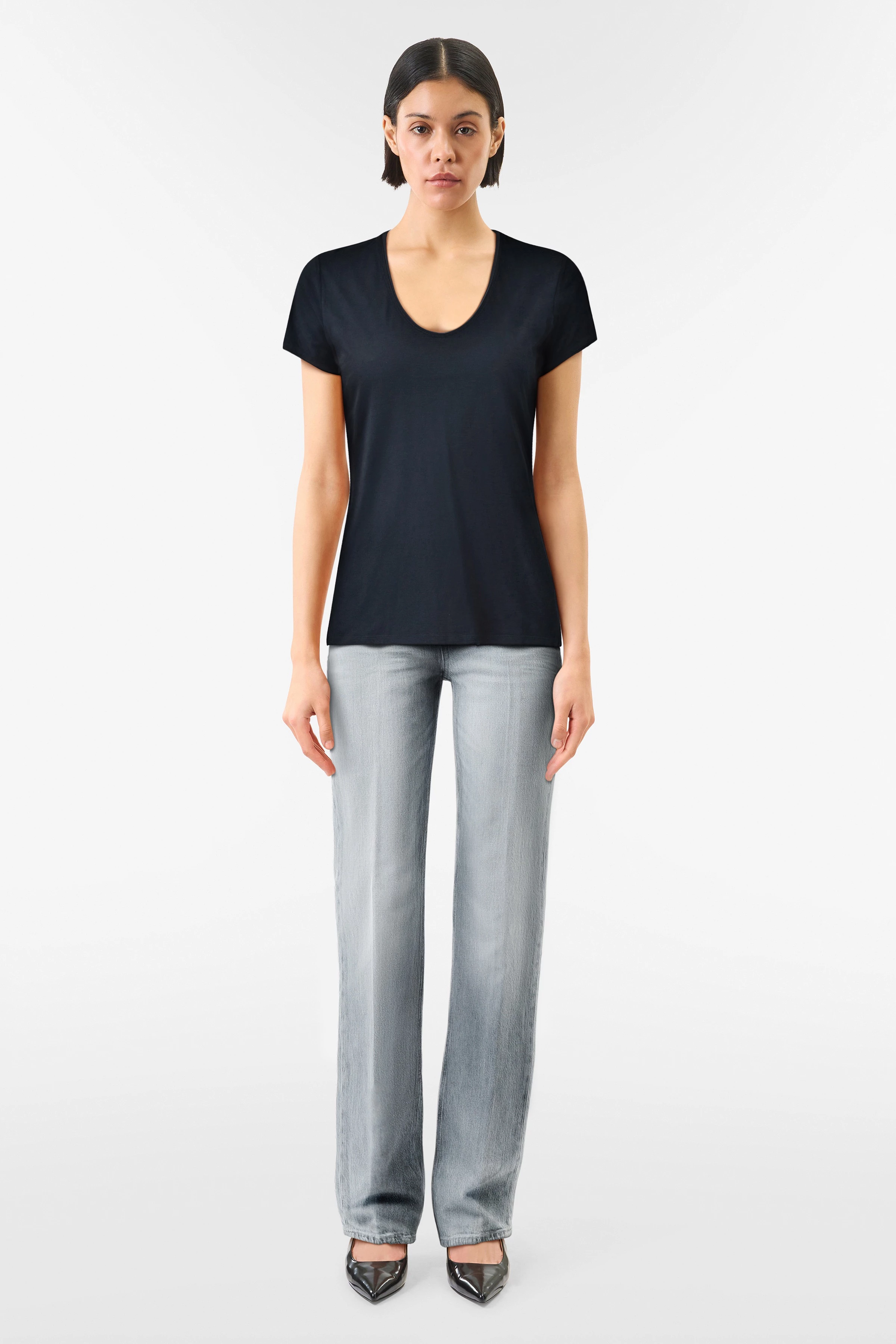 AVIVI - T-Shirt mit abgerundetem V-Neck in reiner Baumwolle - Damen - blau - Ganzkörper-Frontansicht