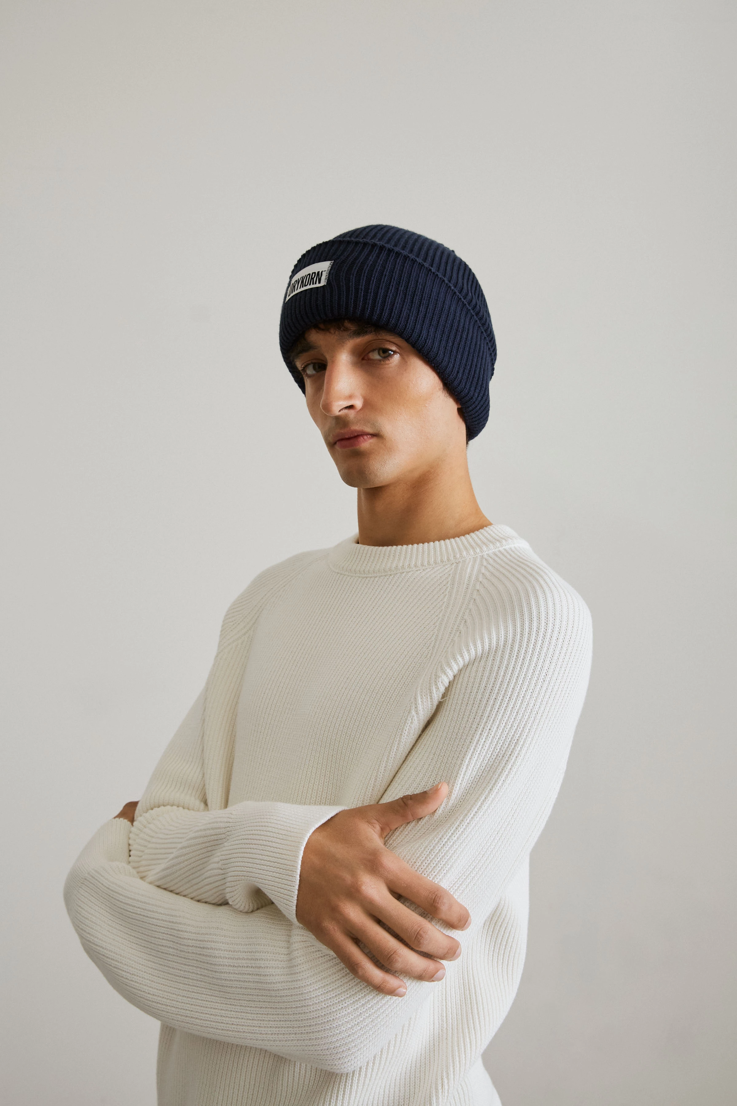 LOAH - Beanie in Baumwoll-Mix - Unisex - blau - Ganzkörper-Frontansicht