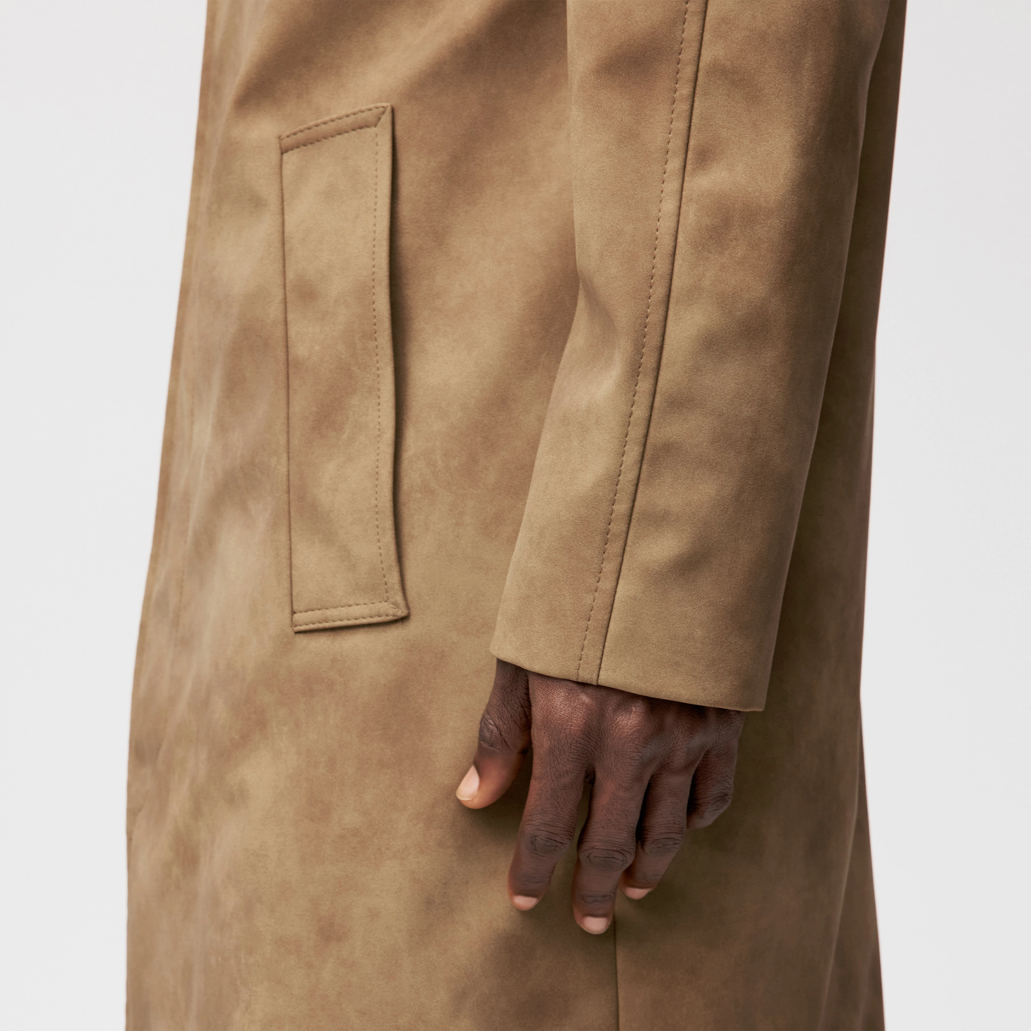 COSMANO_2 - Mantel mit Raglanärmeln in Leder-Look - Herren - braun - Detailansicht am Model