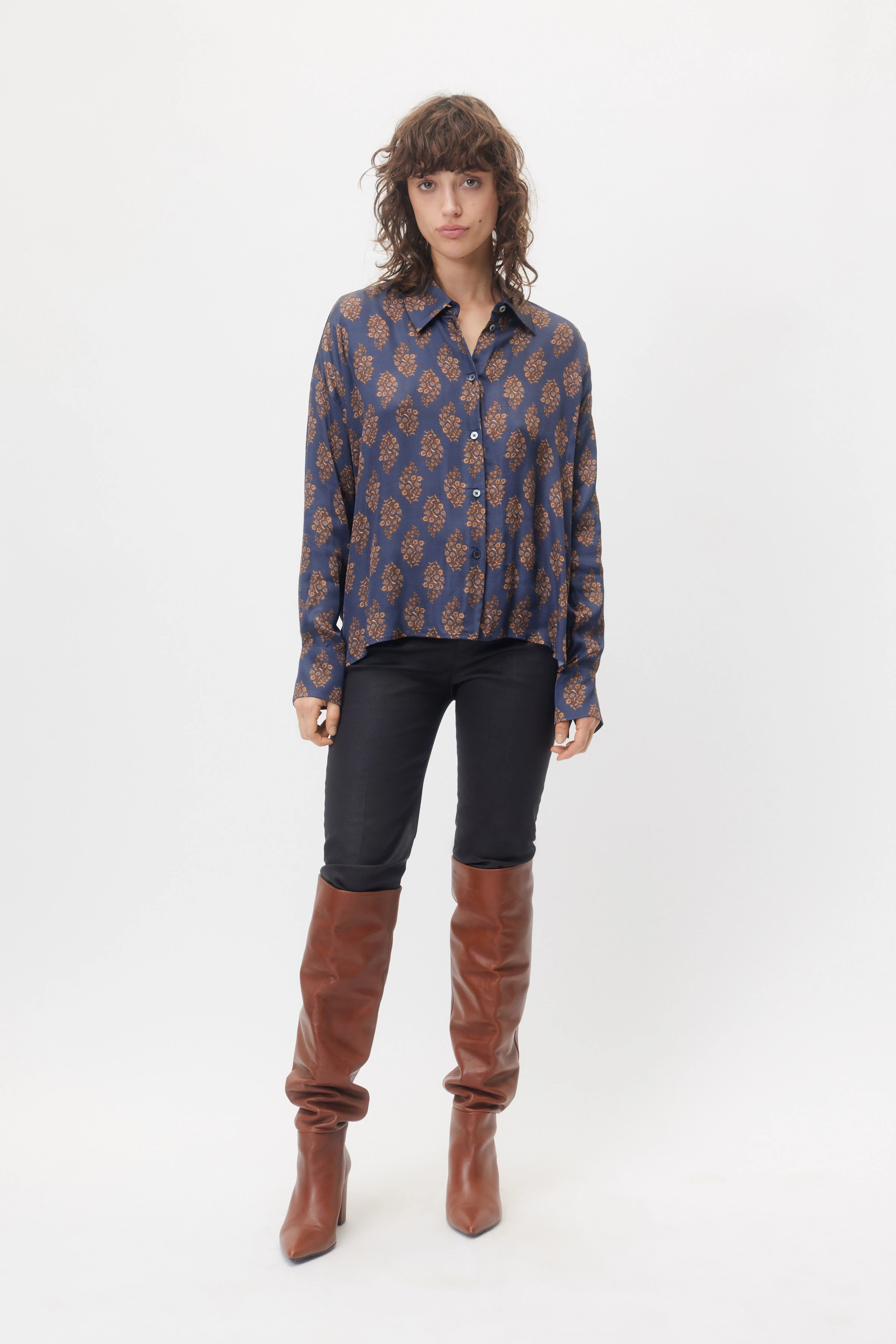 CLOELIA - viskoe satin shirt blouse - women - blue - Ganzkörper-Frontansicht