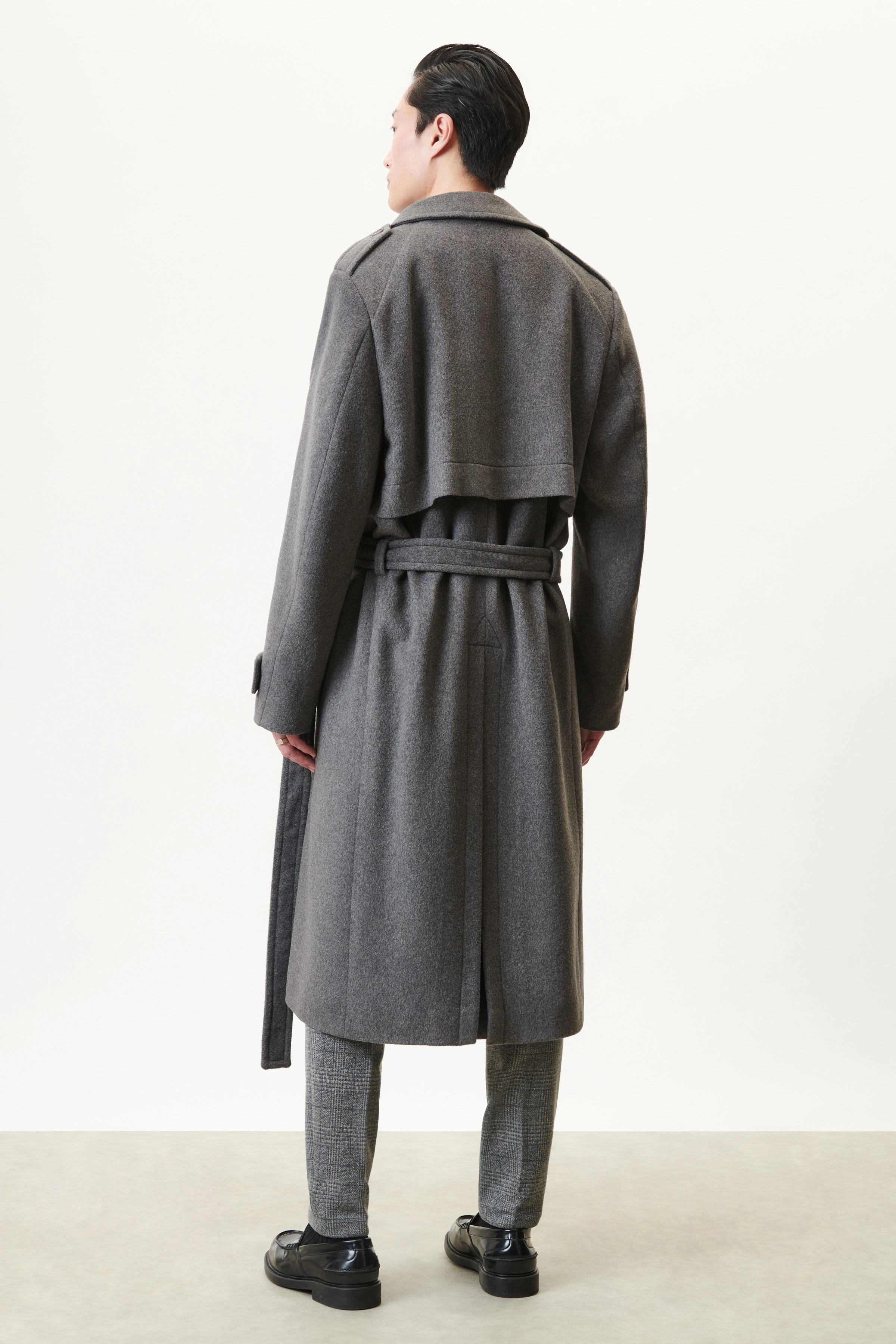 YAKANO - belted trench coat in italian wool blend - men - grey - Rückansicht