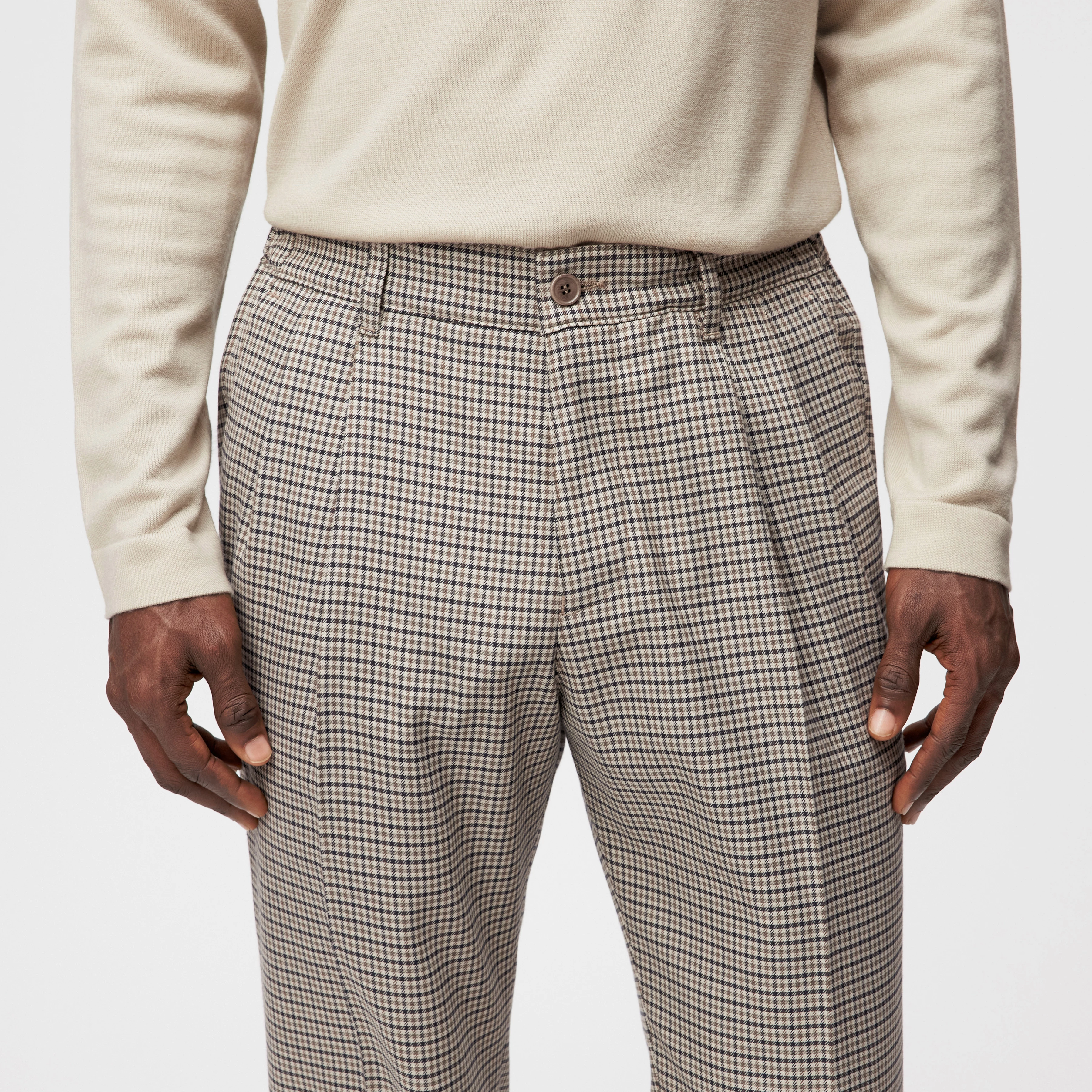 LEEK - Relaxed Fit Bundfaltenhose in Viskose-Mix - Herren - braun - Detailansicht am Model