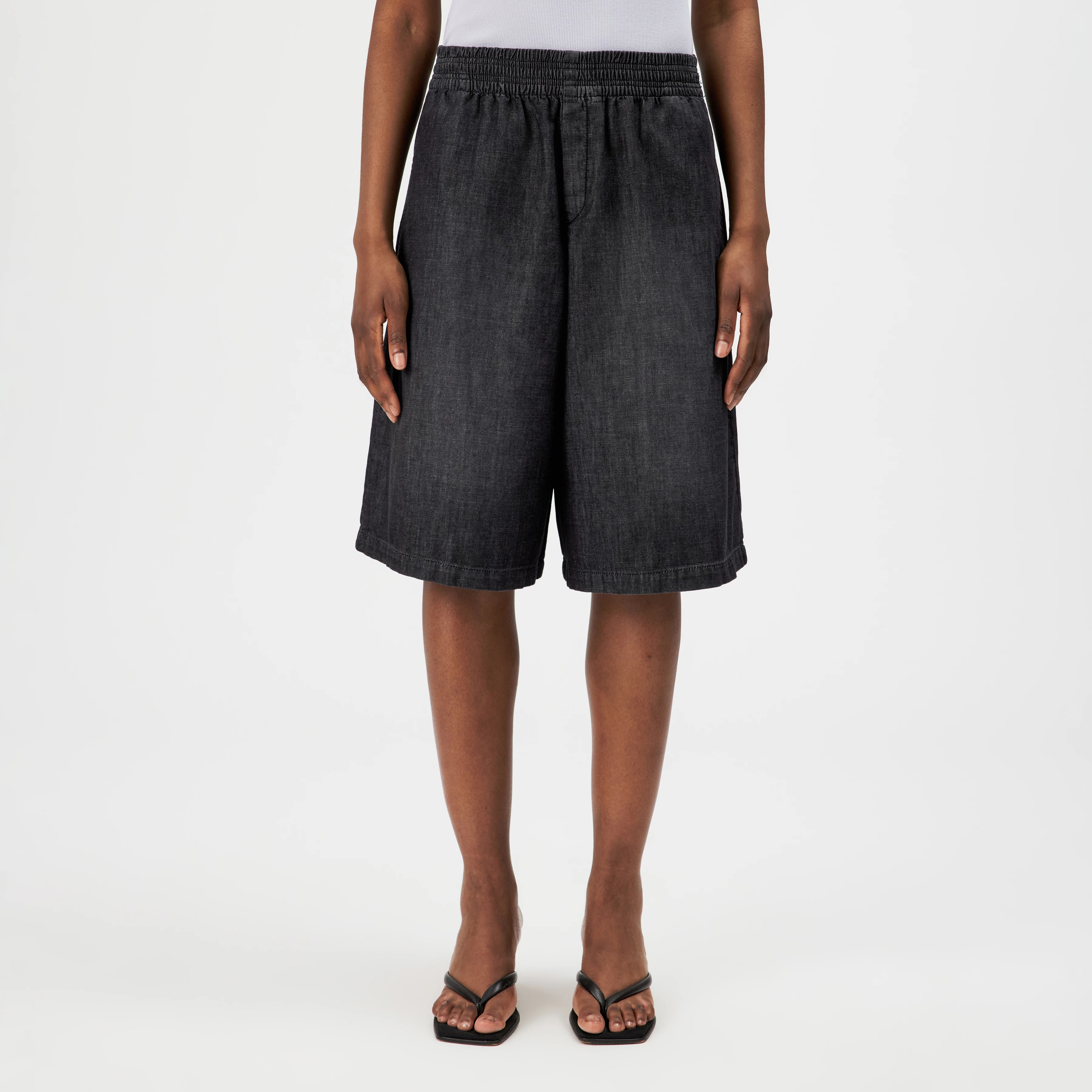 RECENT - Bermuda shorts in black denim - women - grey - Frontansicht