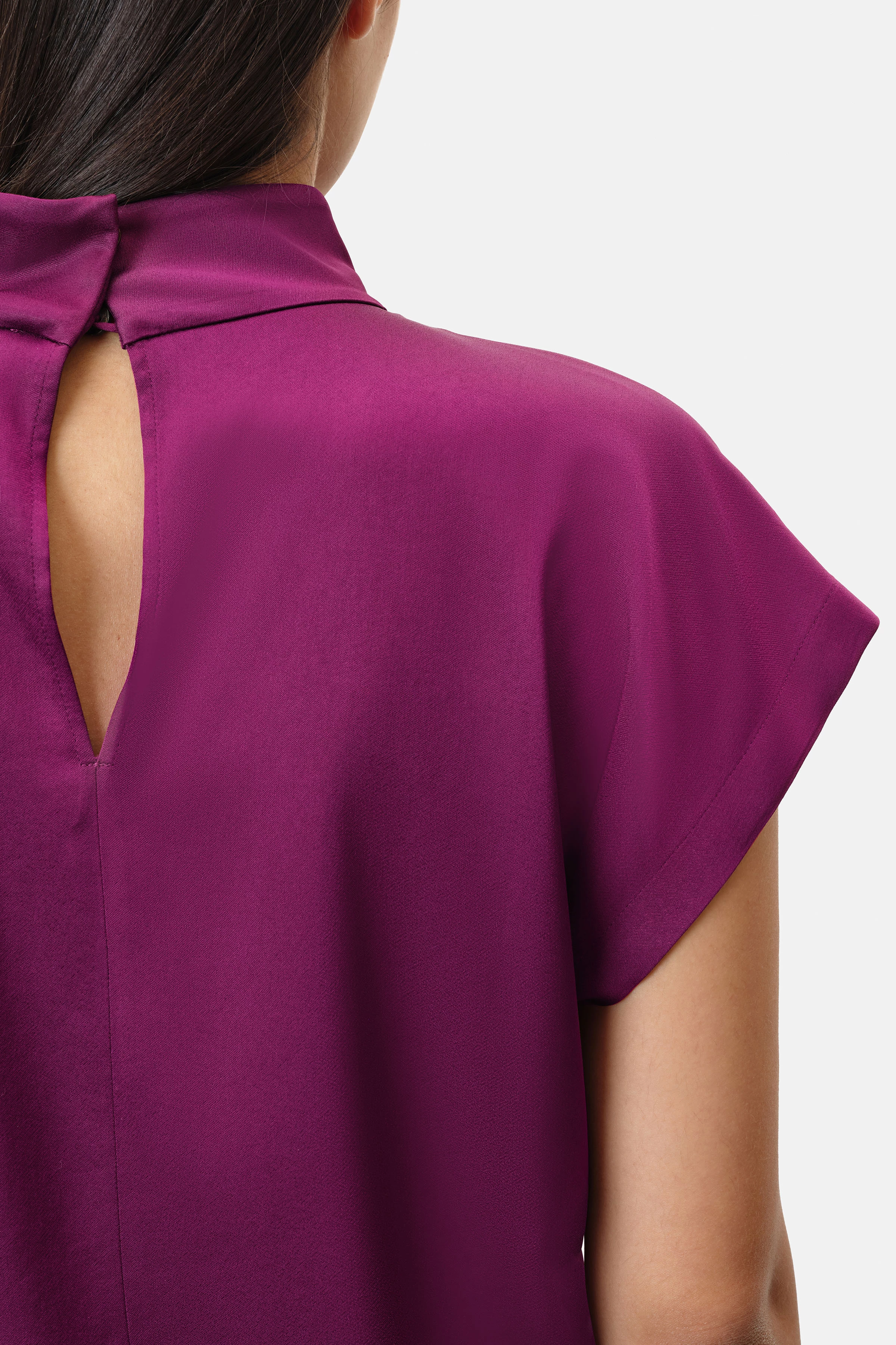 ALARIA_1 - overhemdblouse met opstaande kraag in satijn - dames - purper - Detailansicht am Model