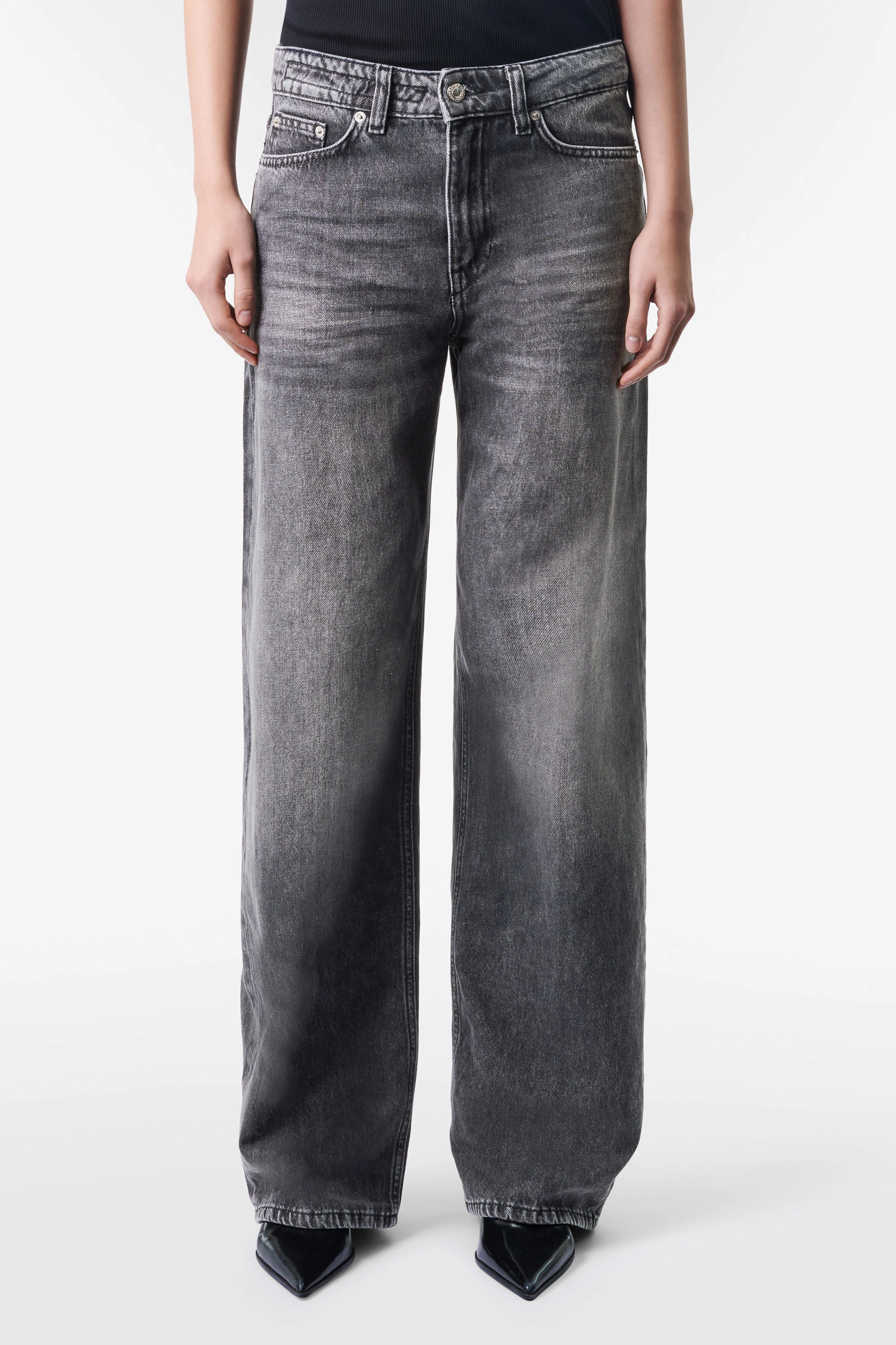 MEDLEY - Mid-Waist Jeans mit weitem Bein in fließendem grey Denim - Damen - grau - Frontansicht