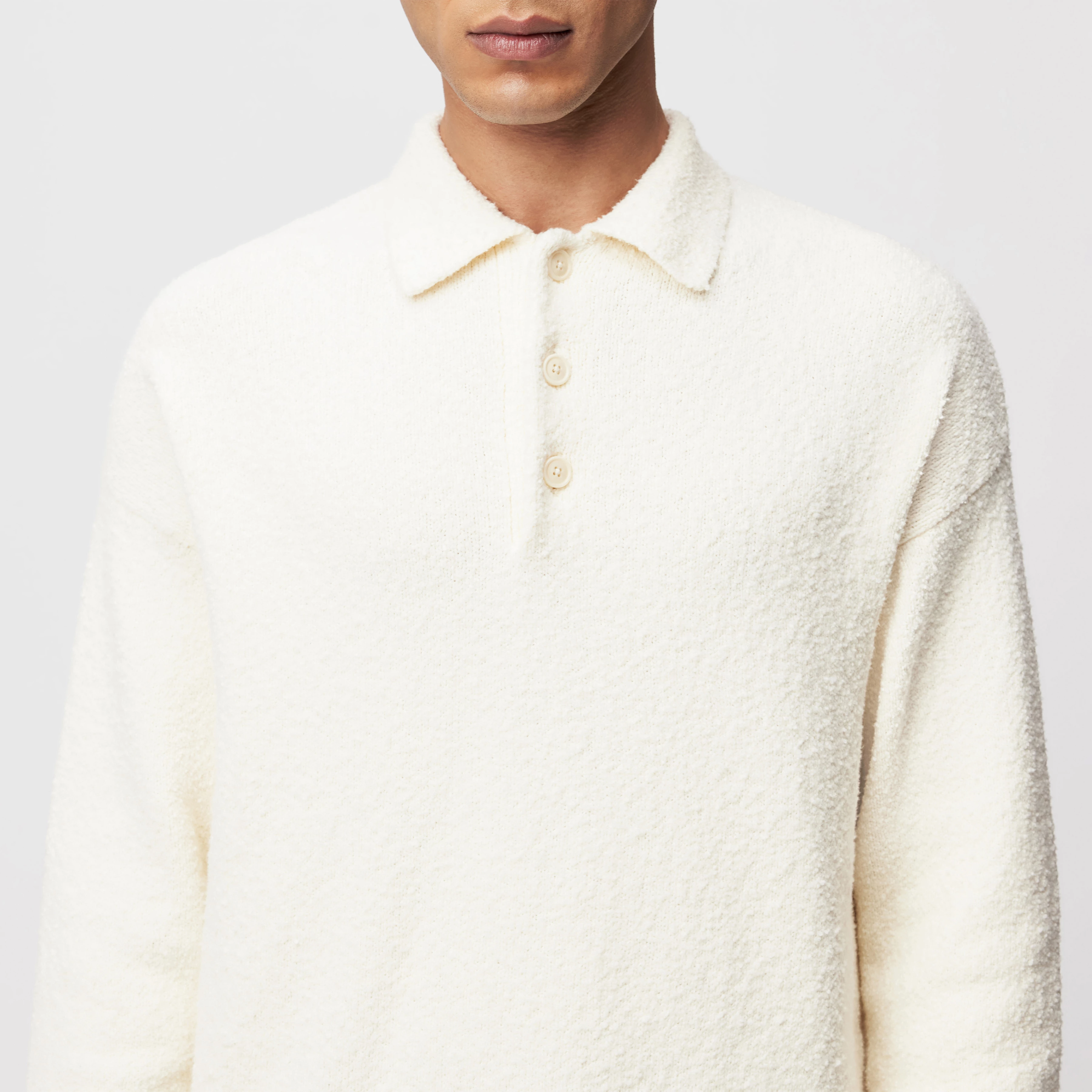 BEKKET - Strickpolo mit Knopfleiste in Bouclé Baumwoll-Mix - Herren - off white - Detailansicht am Model