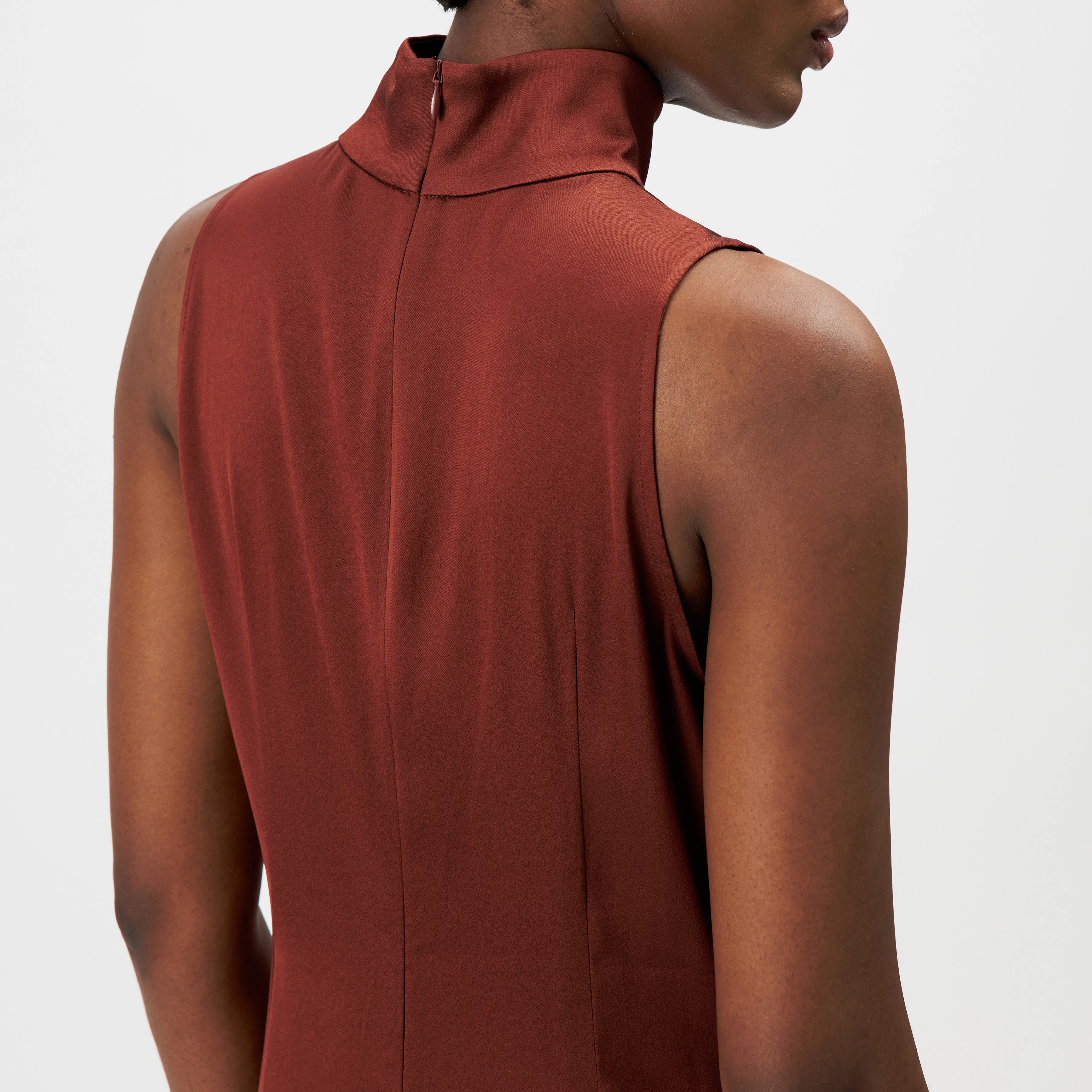 AMABEL - Satin maxi dress with stand-up collar - women - red - Detailansicht am Model