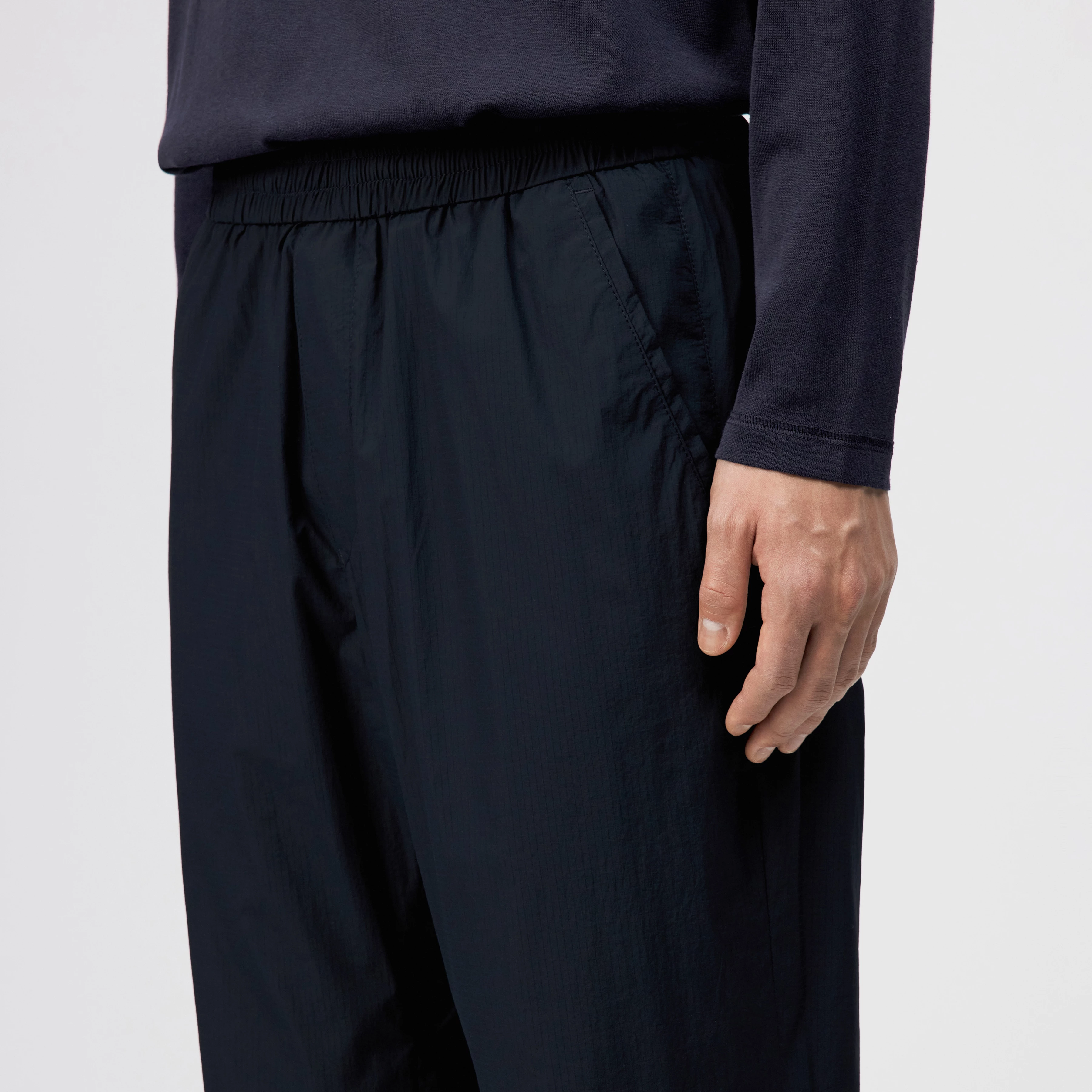 ACADO - Techno Fabric Jogging Pants - men - blue - Detailansicht am Model