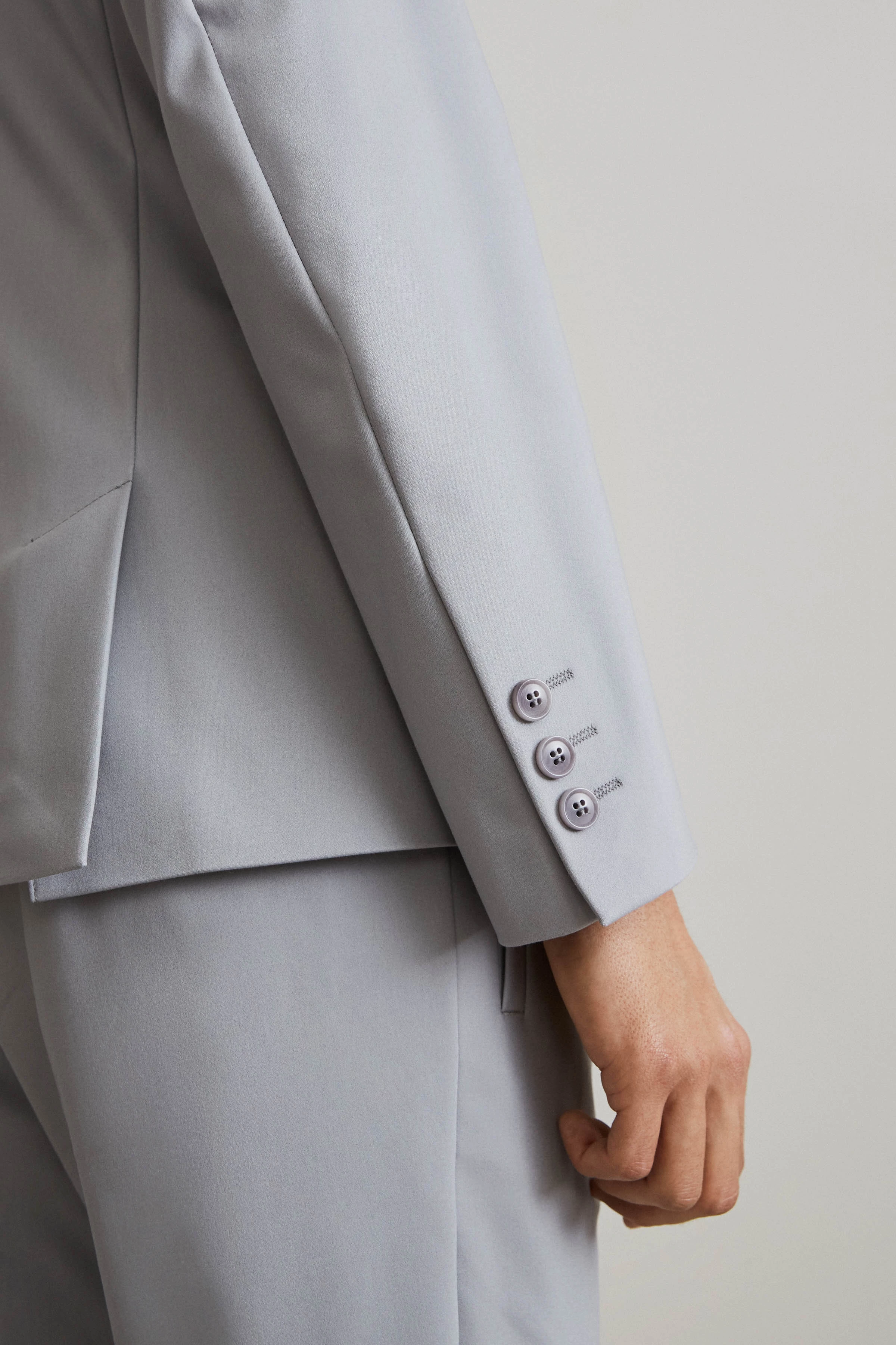 HORLEY - Slim Fit Sakko mit fallendem Revers in Techno-Stretch - Herren - grau - Detailansicht am Model