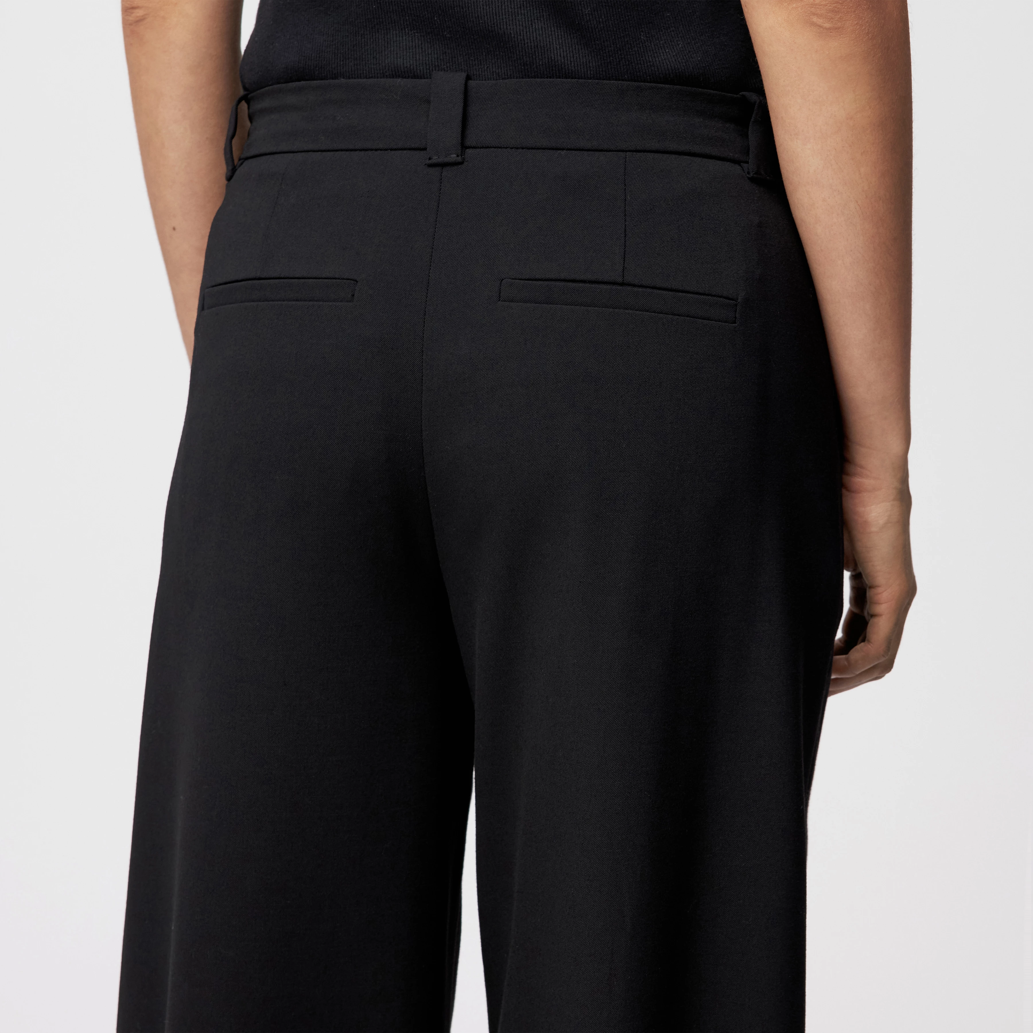 UNPACK - Hose in Gabardine - Damen - schwarz - Detailansicht am Model