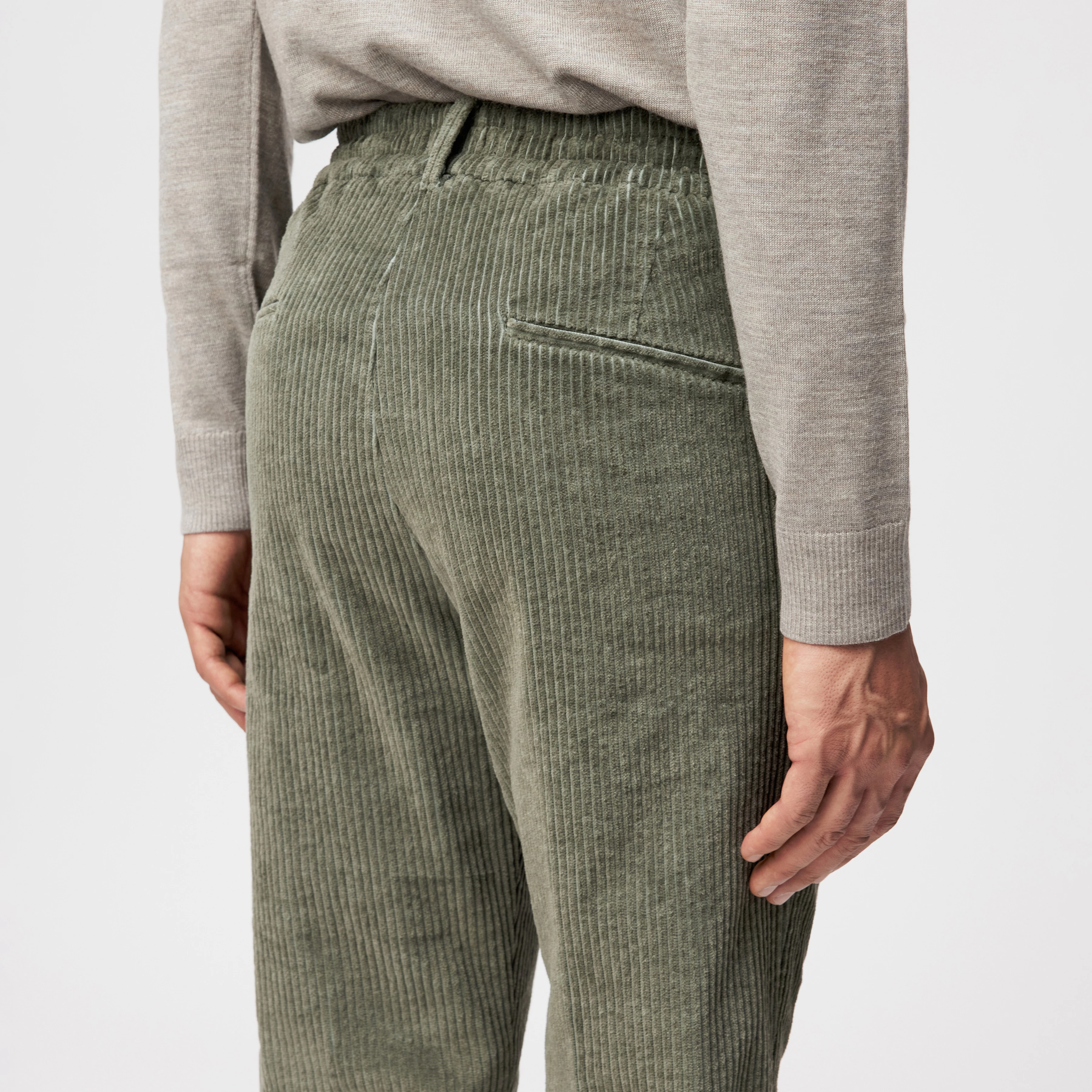 CHASY_RGLR - Casual Hose mit Bundfalte in Baumwoll-Breitcord - Herren - grün - Detailansicht am Model