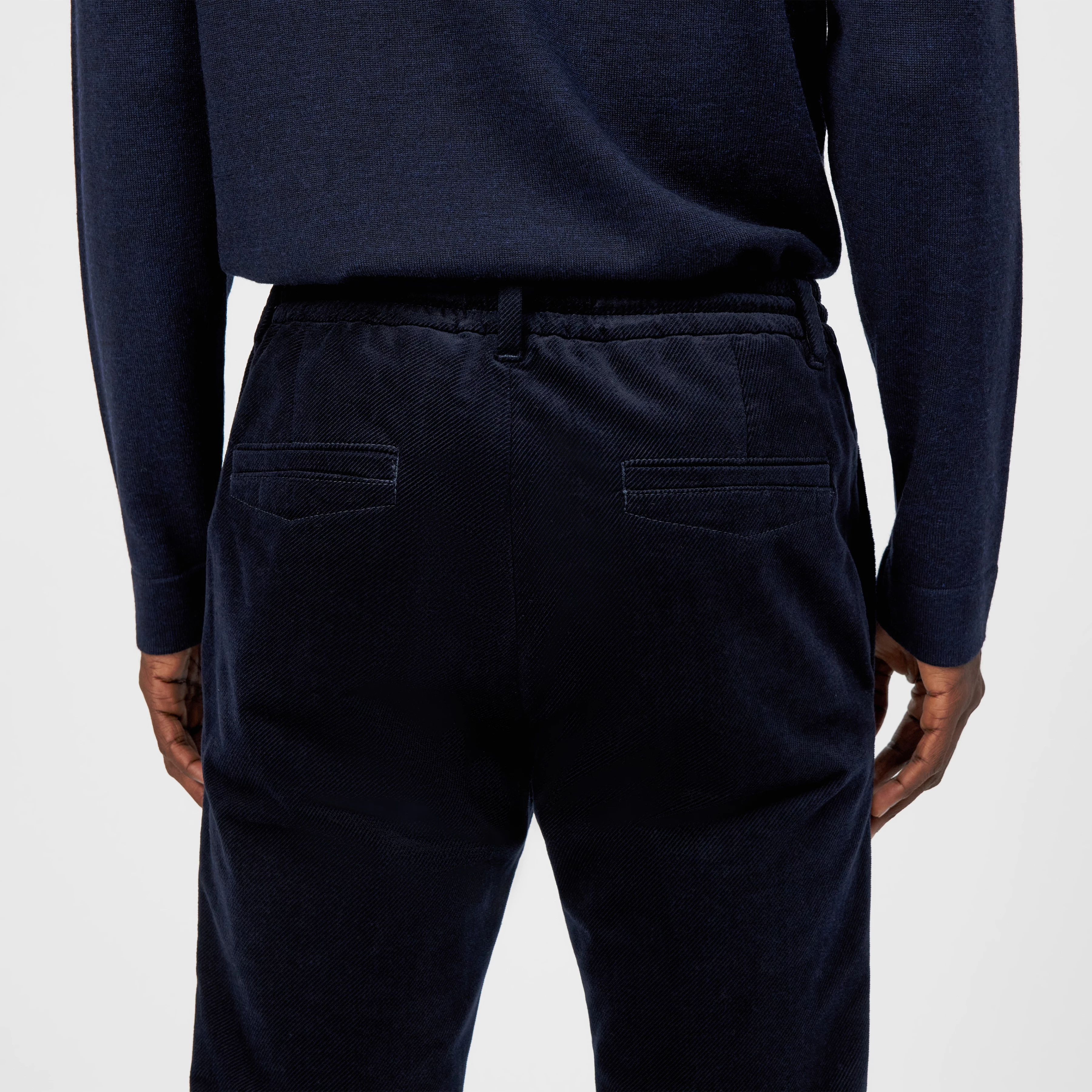 DEGER - Jogging trousers with drawstring in velvet - men - blue - Detailansicht am Model