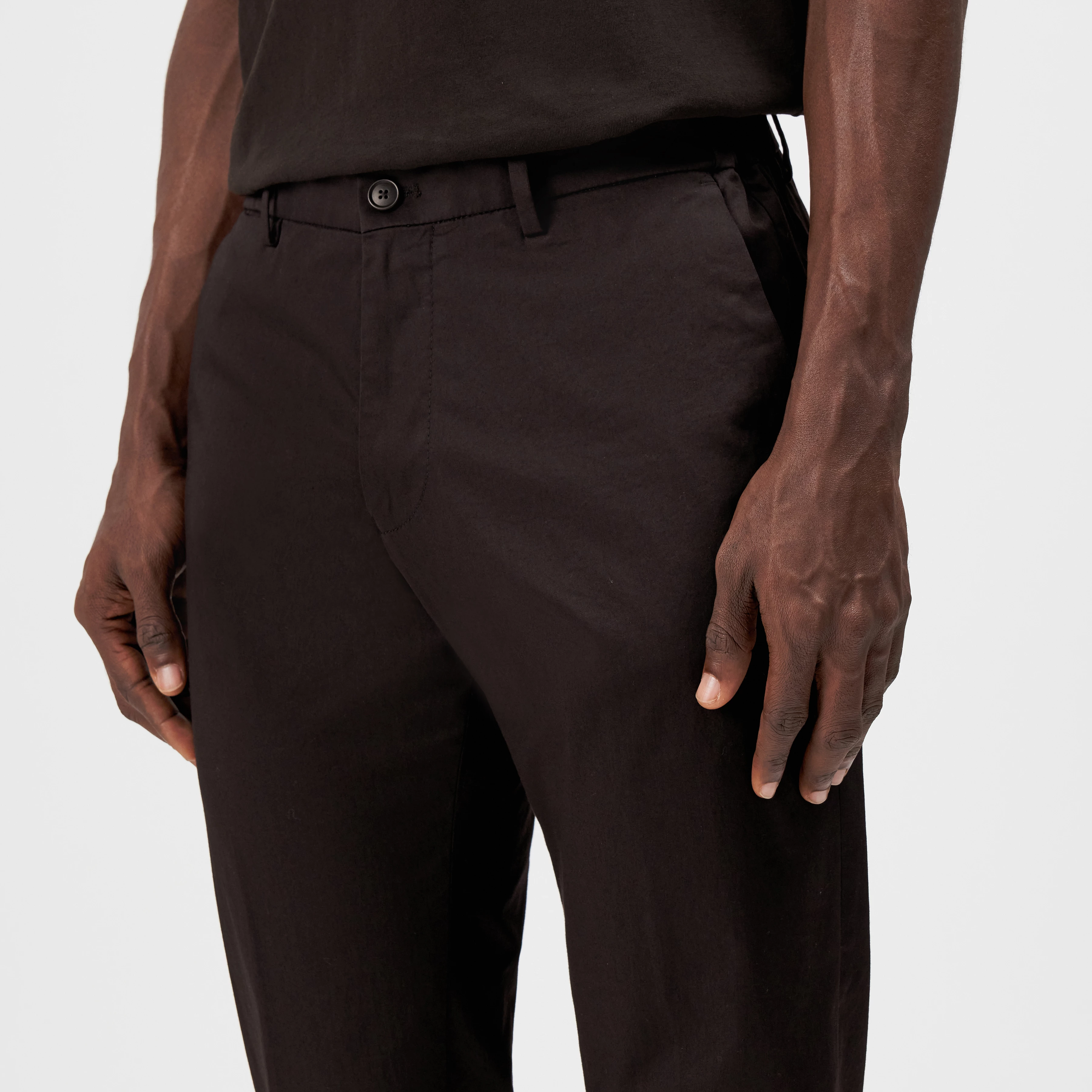 AJEND - Ready-made trousers in cotton gabardine - men - brown - Detailansicht am Model