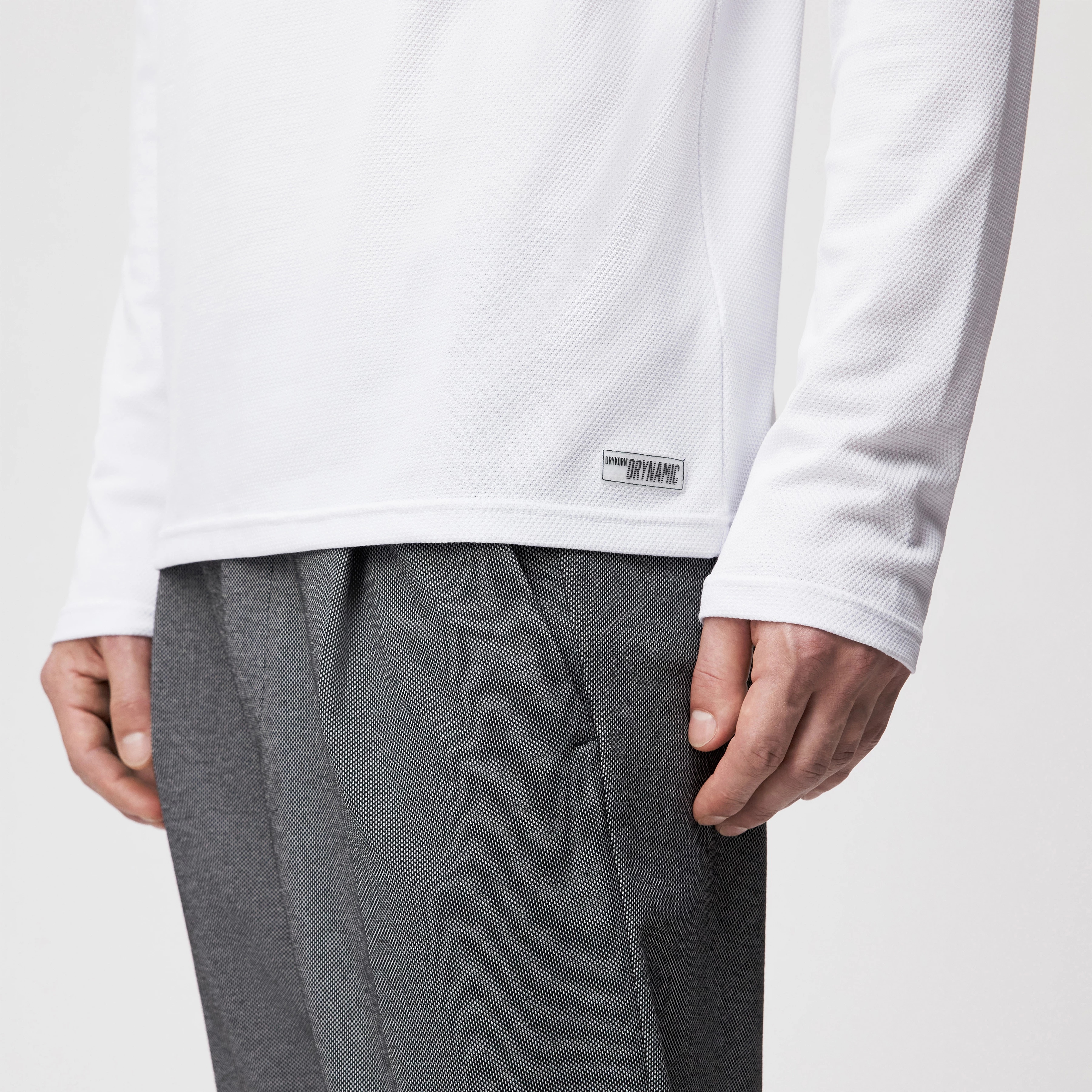 LEVINIO - Polo shirt in piqué texture - men - white - Detailansicht am Model